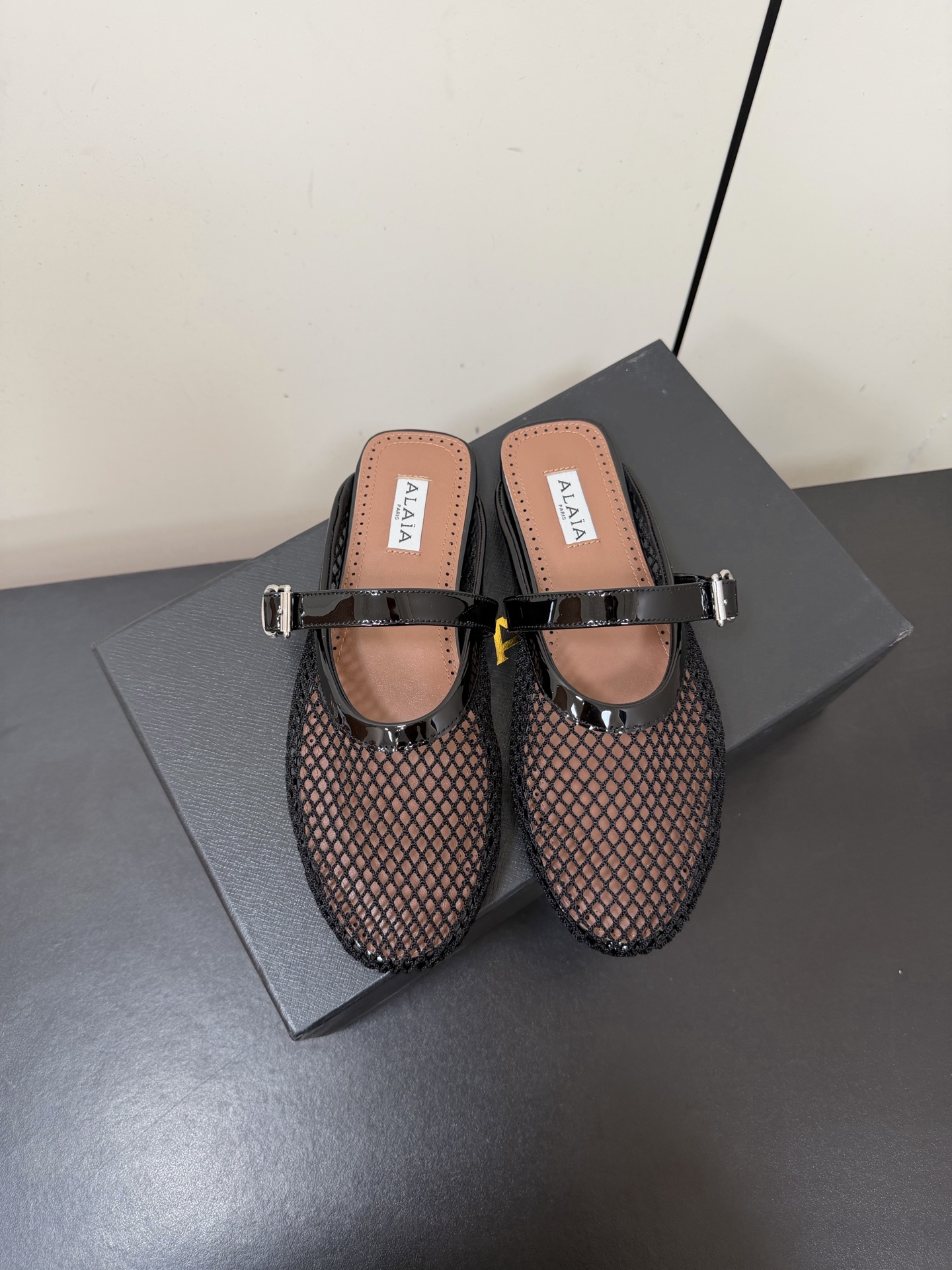 NO:888849,ALAIA / New product Alaia woven fishnet flats | Wearing dopamine aesthetics into daily life When fine woven mesh diamonds meet the shallow mouth shoe shape, it is a romantic new interpretation of shoes. The contrasting color texture comes with its own vitality filter. The soft sole design hides comfort and ingenuity. Every step is interpreting the 'relaxed and fashionable sense'. The atmosphere brand for daily outings. This pair of shoes is a sure winner~ The upper is imported Yangjing. Net diamonds, the lining is imported sheepskin ZP molded outsole  35-39 (set at 40.41.42), half drag, alaia, flats, sheepskin, sheep19860909ALAIA /新品 Alaia编织渔网平底鞋｜把多巴胺美学穿成日常 当细腻编织网钻邂逅浅口鞋型 是鞋履的浪漫新解 撞色纹理自带元气滤镜 软底设计藏着舒适巧思 每一步都在演绎“轻松时髦感” 日常出街的氛围感牌 这双鞋稳赢～ 鞋面进口羊京.网钻 内里进口羊皮 ZP开模大底 35-39（40.41.42定）,半拖,alaia,flats,sheepskin,sheep,Women's Shoes