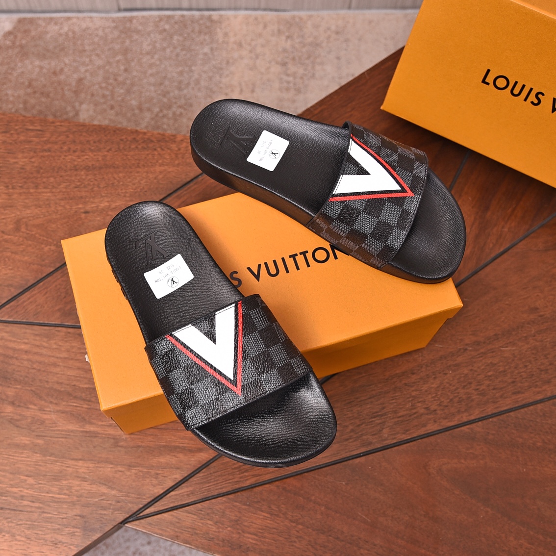 Louis Vuitton Men's Checkerboard Pattern Slides Comfortable and Relaxed 3 i1698211592 1007 1