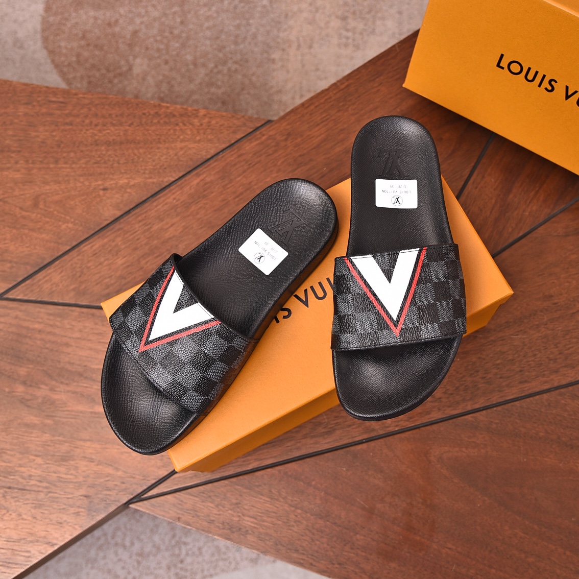 Louis Vuitton Men's Checkerboard Pattern Slides Comfortable and Relaxed 4 i1698211592 2101 2