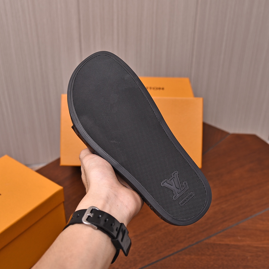 Louis Vuitton Men's Checkerboard Pattern Slides Comfortable and Relaxed 6 i1698211592 2623 4