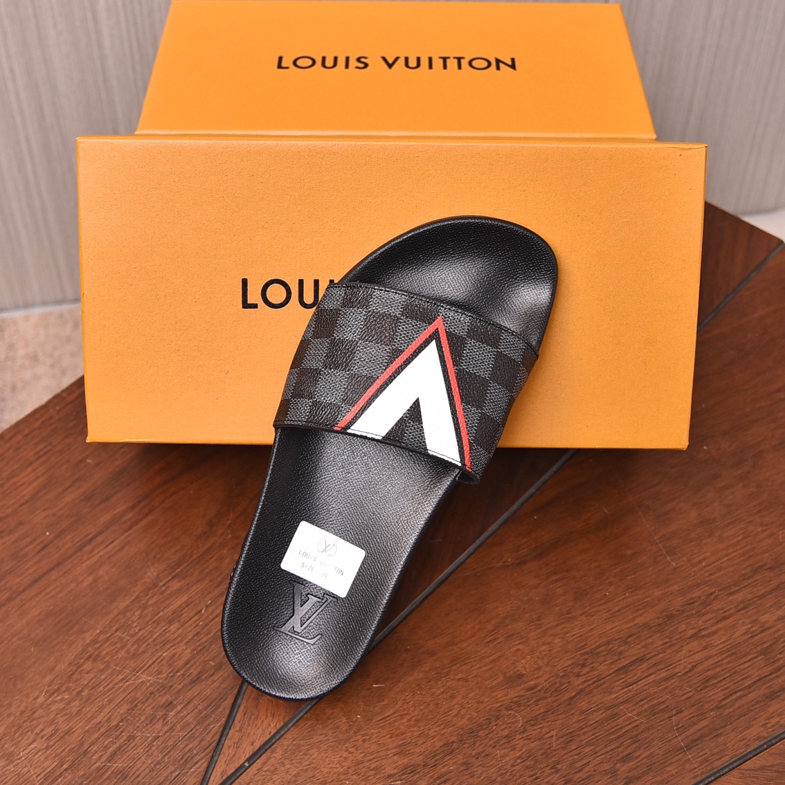 Louis Vuitton Men's Checkerboard Pattern Slides Comfortable and Relaxed 7 i1698211592 2982 5