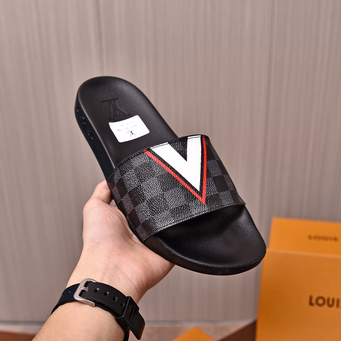Louis Vuitton Men's Checkerboard Pattern Slides Comfortable and Relaxed 5 i1698211592 7944 3