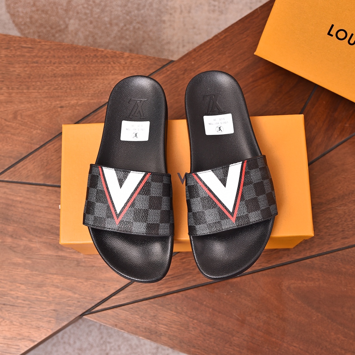 Louis Vuitton Men's Checkerboard Pattern Slides Comfortable and Relaxed 1 Louis Vuitton Men's Checkerboard Pattern Slides Comfortable and Relaxed