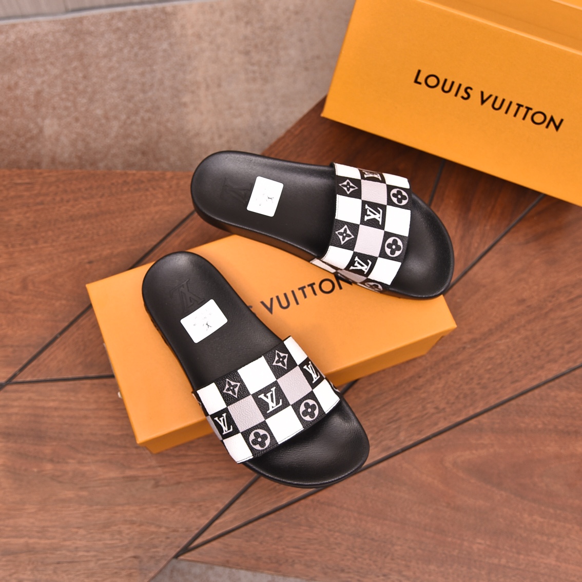 Louis Vuitton Men's Luxury Slides | Comfortable & Stylish | Size 35-46 4 i1708099208 3562 3