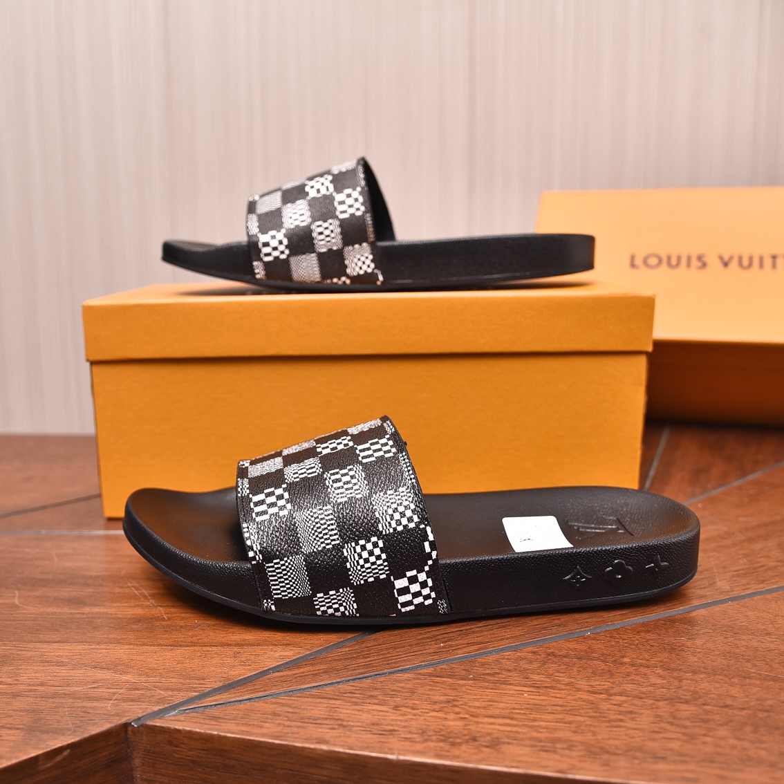 Louis Vuitton Men's Checkerboard Print Slides Comfortable Sandals 7 i1708099960 1513 1