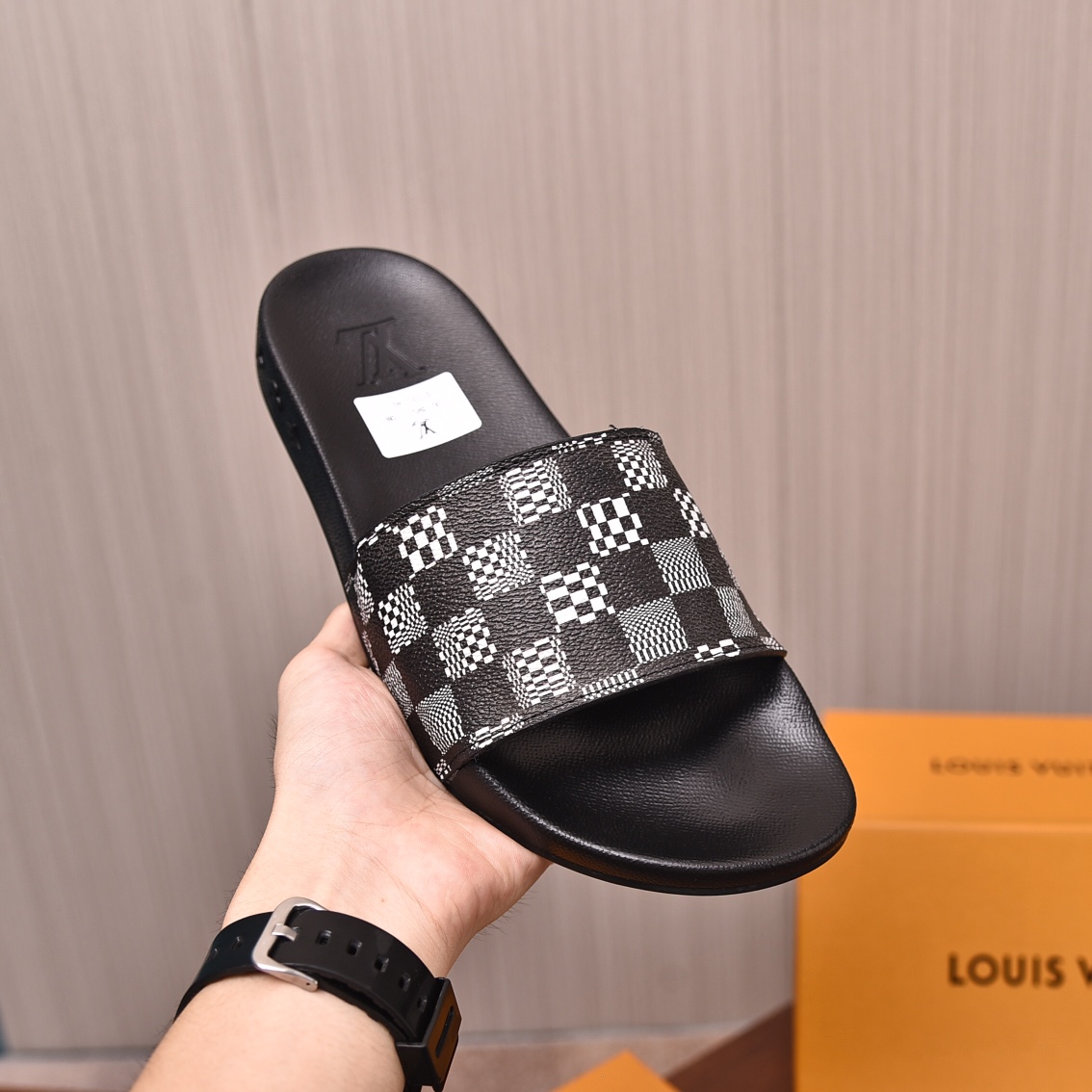 Louis Vuitton Men's Checkerboard Print Slides Comfortable Sandals 9 i1708099968 2947 0