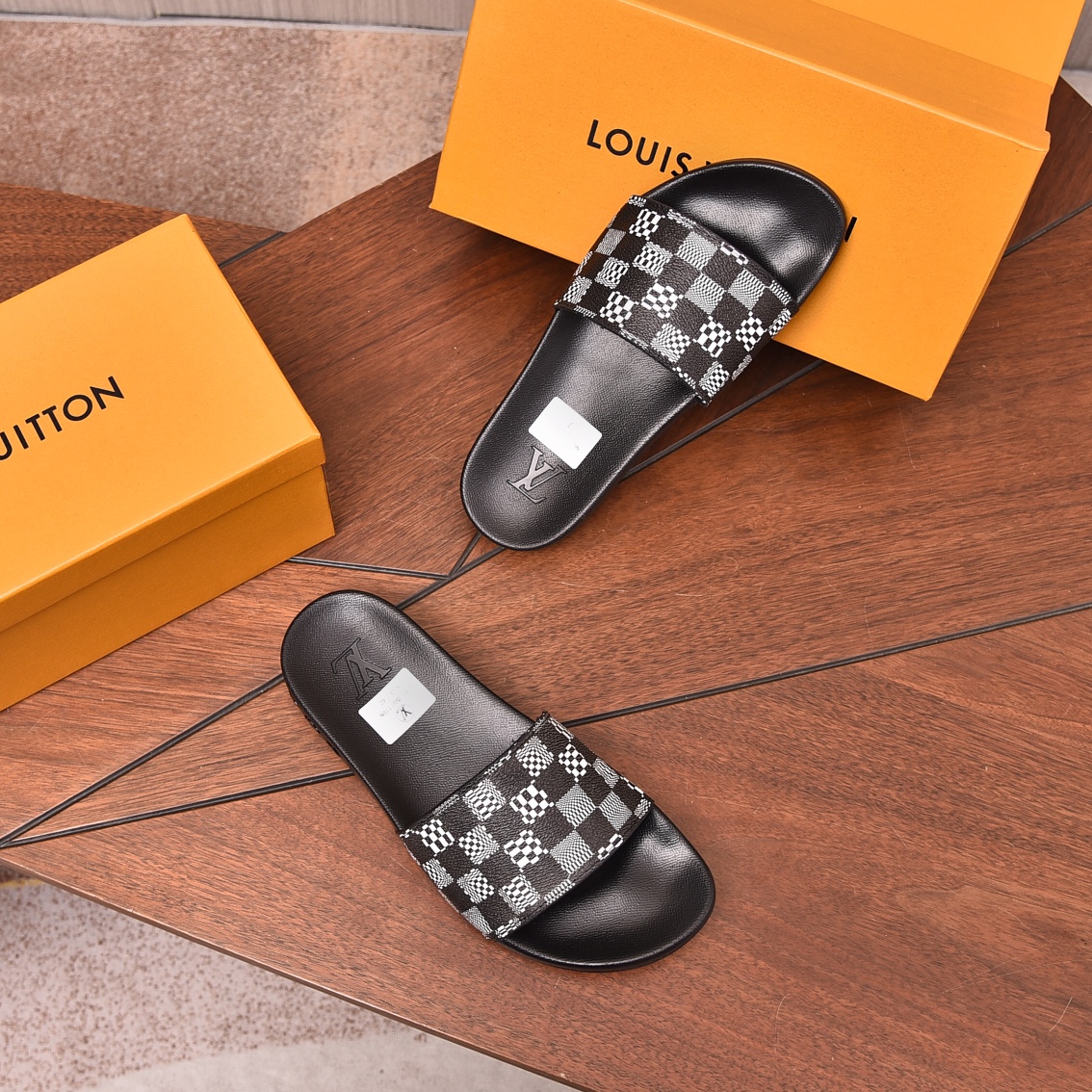 Louis Vuitton Men's Checkerboard Print Slides Comfortable Sandals 5 i1708099968 5597 0