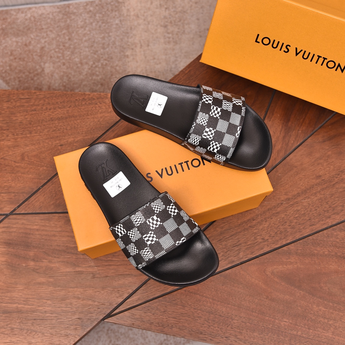 Louis Vuitton Men's Checkerboard Print Slides Comfortable Sandals 4 i1708099968 6718 0