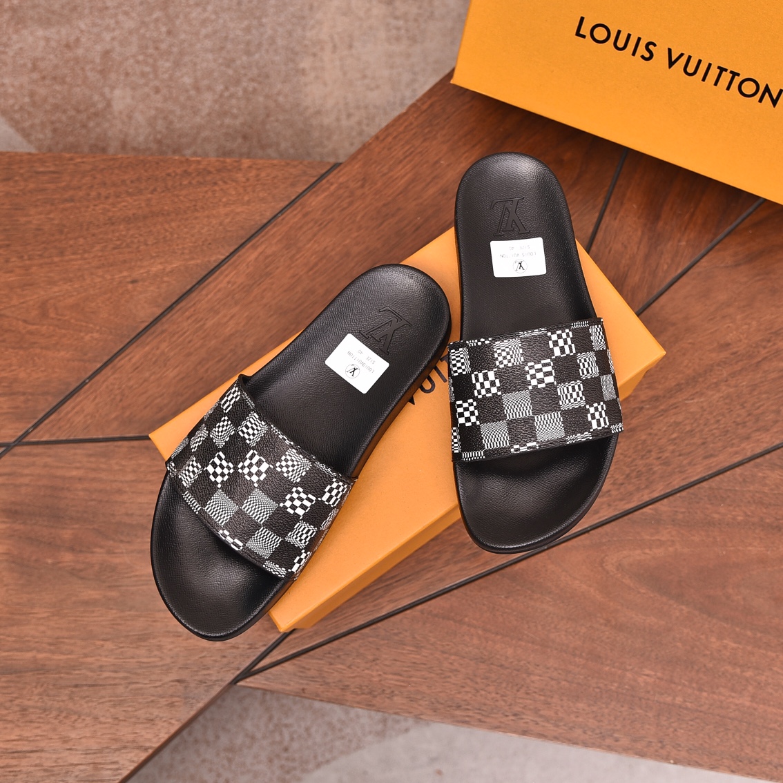 Louis Vuitton Men's Checkerboard Print Slides Comfortable Sandals 3 i1708099968 7170 0