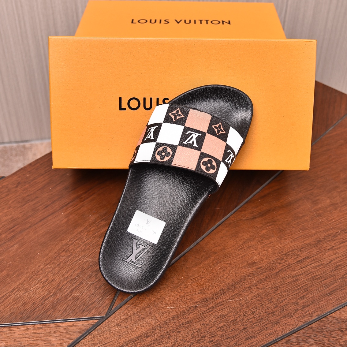 Louis Vuitton Men's Luxury Slides: Casual Comfort, Iconic Design 6 i1708100515 1472 5
