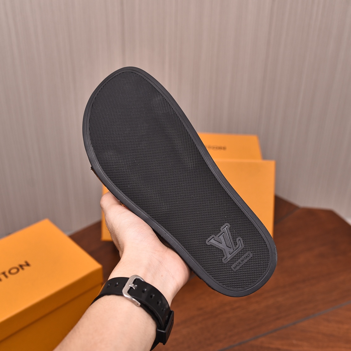 Louis Vuitton Men's Luxury Slides: Casual Comfort, Iconic Design 8 i1708100515 4006 7
