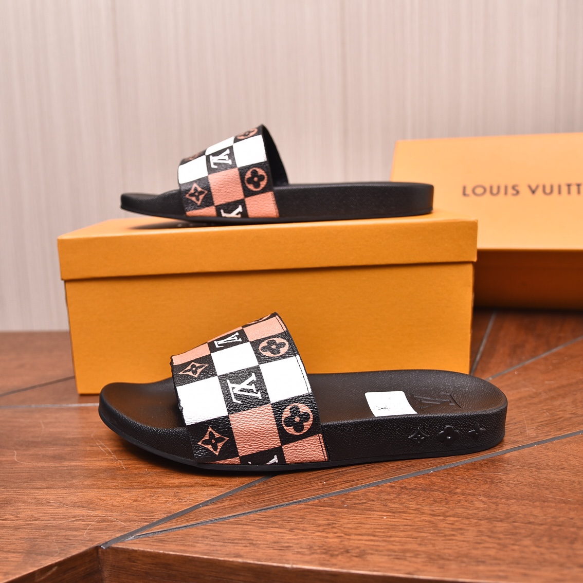 Louis Vuitton Men's Luxury Slides: Casual Comfort, Iconic Design 7 i1708100515 8425 4