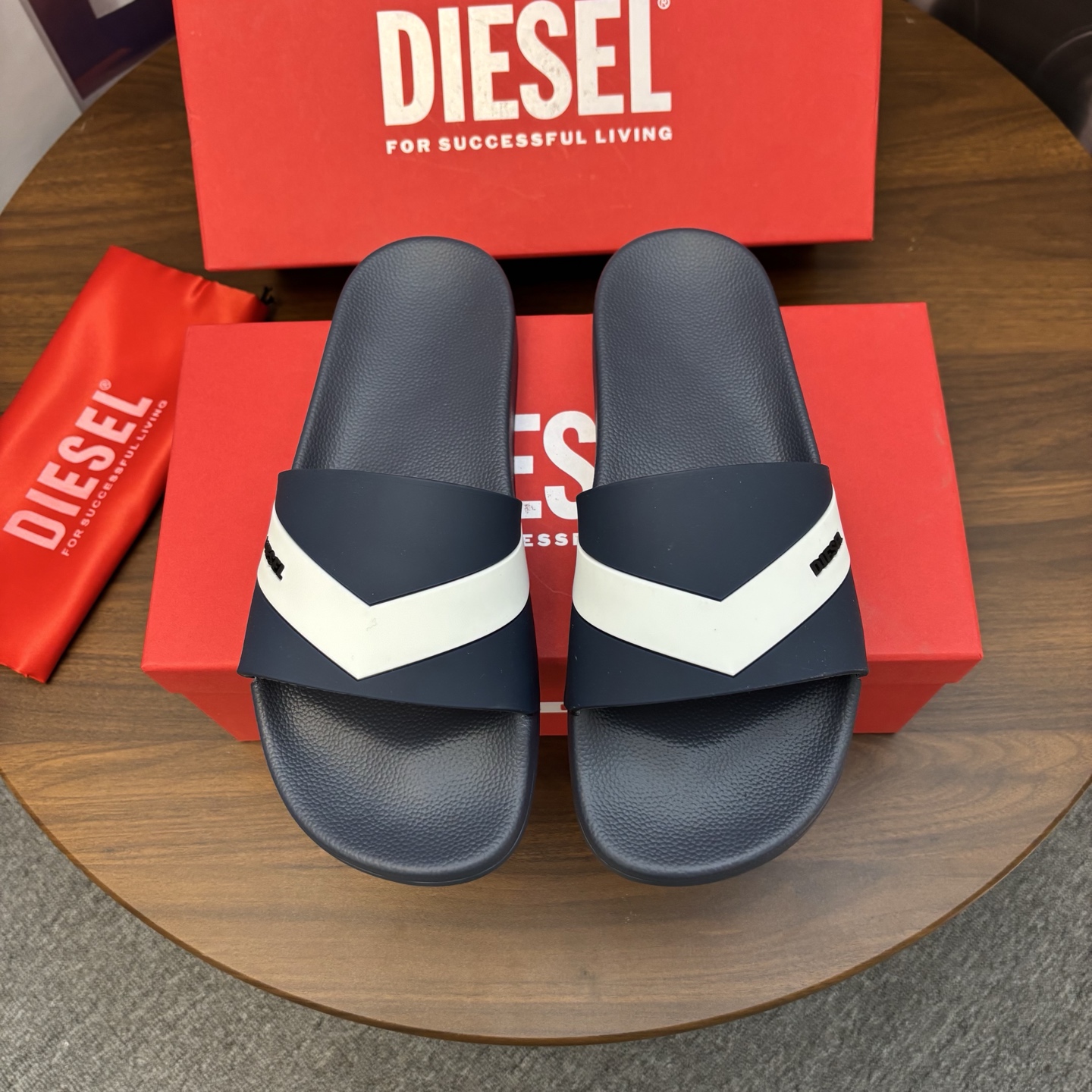 NO:730400,【DIESEL】 Diesel slippers, high-end boutique; Original material, fine workmanship, comfortable; Original outsole upper; 1:1 replica Size: 38-45,,slippers19860909【DIESEL】 迪赛拖鞋,高端精品； 原版材质,精细做工,舒适型； 原单大底鞋面；1:1复刻 Size: 38-45,,slippers,Men's shoes