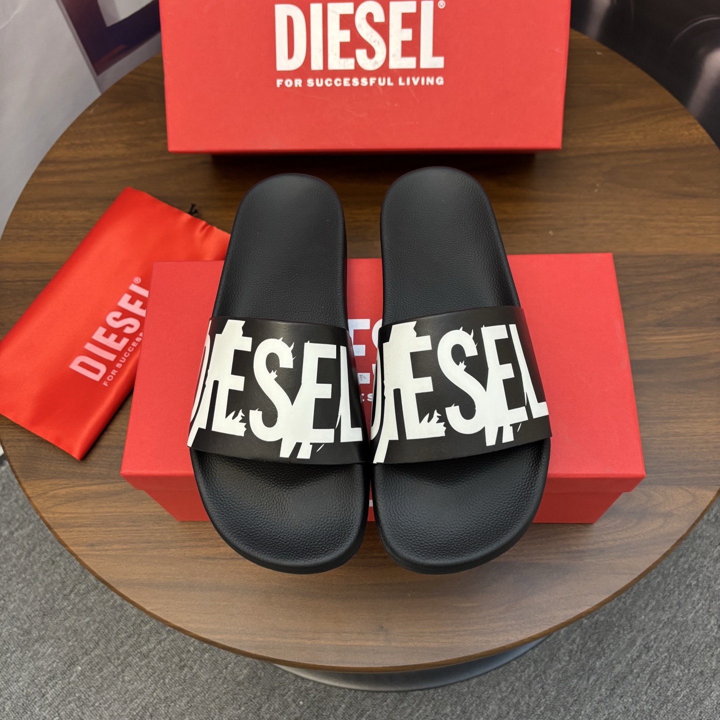 NO:730406,【DIESEL】 Diesel slippers, high-end boutique; Original material, fine workmanship, comfortable; Original outsole upper; 1:1 replica Size: 38-46,, slippers19860909【DIESEL】 迪赛拖鞋,高端精品； 原版材质,精细做工,舒适型； 原单大底鞋面；1:1复刻 Size: 38-46,,slippers,Men's shoes