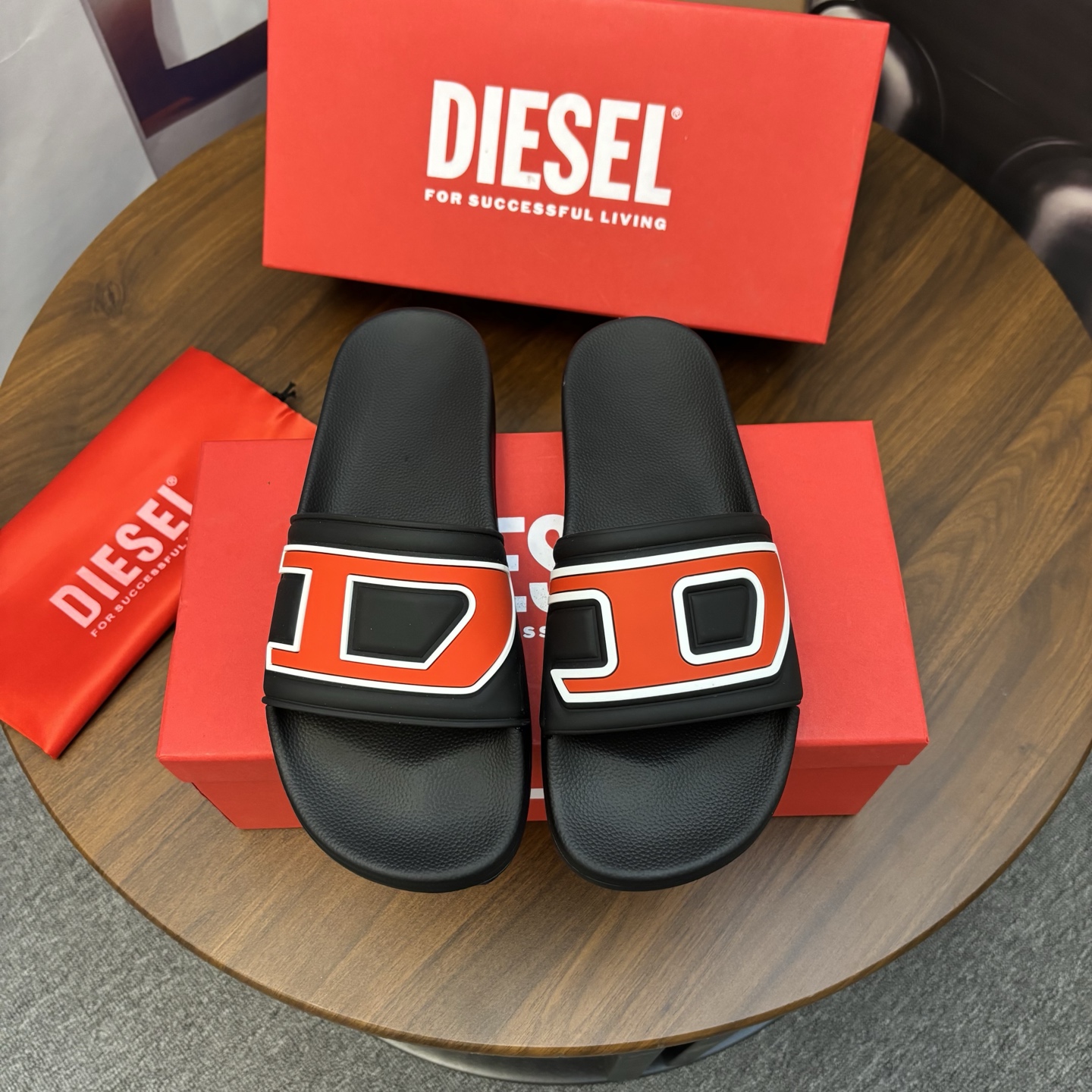 NO:730393,【DIESEL】 Diesel slippers, high-end boutique; Original material, fine workmanship, comfortable; Original outsole upper; 1:1 replica Size: 38-46,, slippers19860909【DIESEL】 迪赛拖鞋,高端精品； 原版材质,精细做工,舒适型； 原单大底鞋面；1:1复刻 Size: 38-46,,slippers,Men's shoes