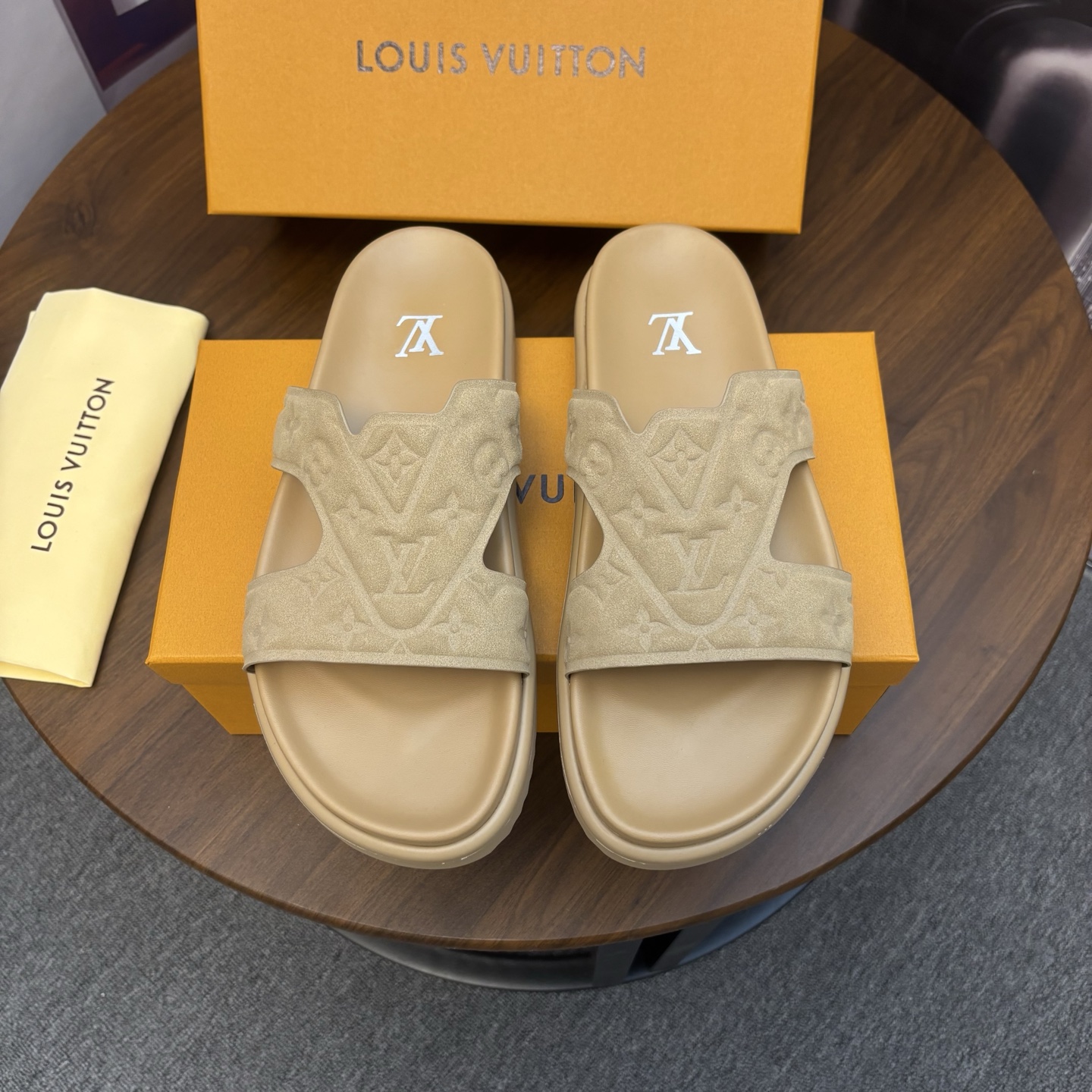 NO:730414,(LV Louis Vuitton) High-end brand official website 1:1 original mold customization; TPU anti-slip outsole Size38-46,,louis vuitton,louis vuitton19860909（LV路易威登）  高端品牌 官网1:1 原版自家开模定制； TPU防滑大底 Size38-46,,louis vuitton,louis vuitton,Men's shoes