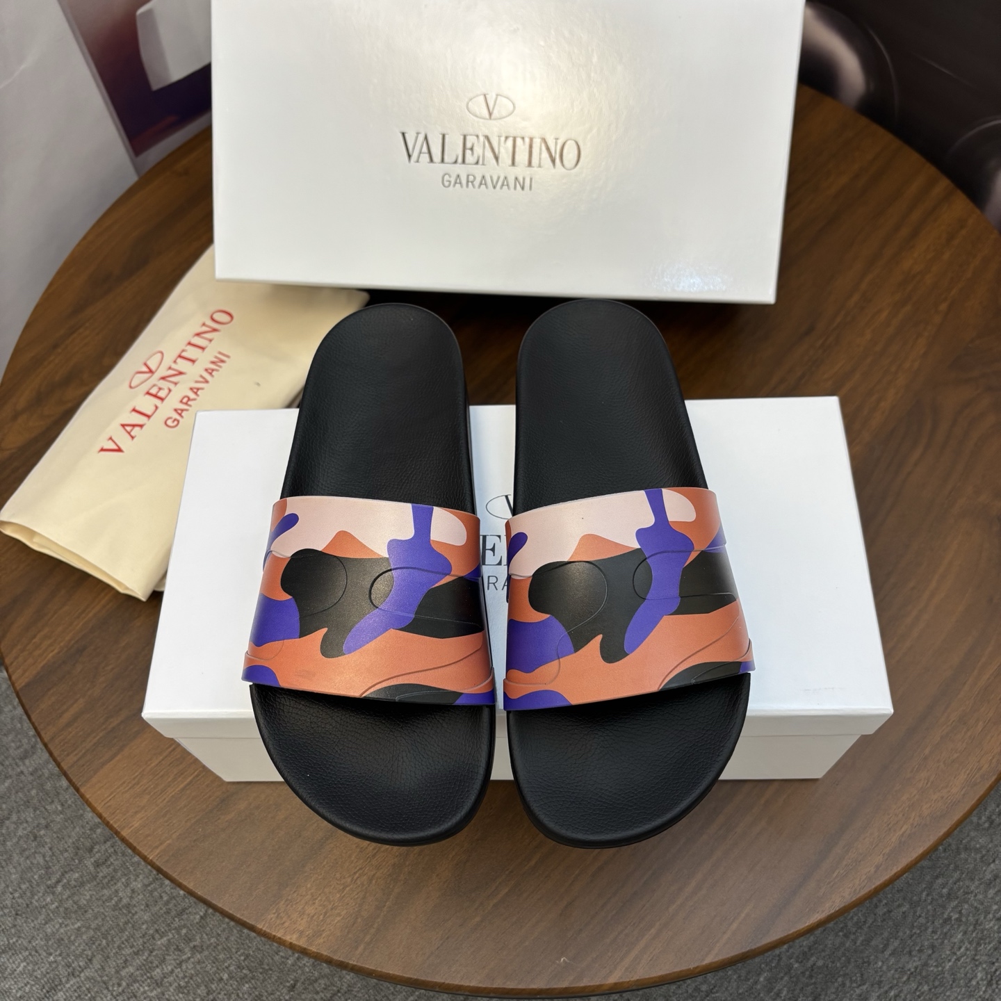 NO:756390,[Valentino] Valentino slippers, high-end boutique; original material, fine workmanship, comfortable; original outsole upper; 1:1 replica Size: 38-46.,,valentino,valentino,slippers19860909【Valentino】 华伦天奴拖鞋,高端精品； 原版材质,精细做工,舒适型； 原单大底鞋面；1:1复刻 Size: 38-46.,,valentino,valentino,slippers,Men's shoes