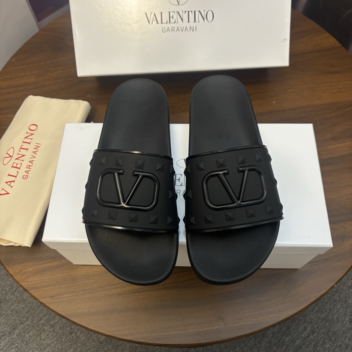 NO:756387,[Valentino] Valentino slippers, high-end boutique; original material, fine workmanship, comfortable; original outsole upper; 1:1 replica Size: 38-46.,,valentino,valentino,slippers19860909【Valentino】 华伦天奴拖鞋,高端精品； 原版材质,精细做工,舒适型； 原单大底鞋面；1:1复刻 Size: 38-46.,,valentino,valentino,slippers,Men's shoes