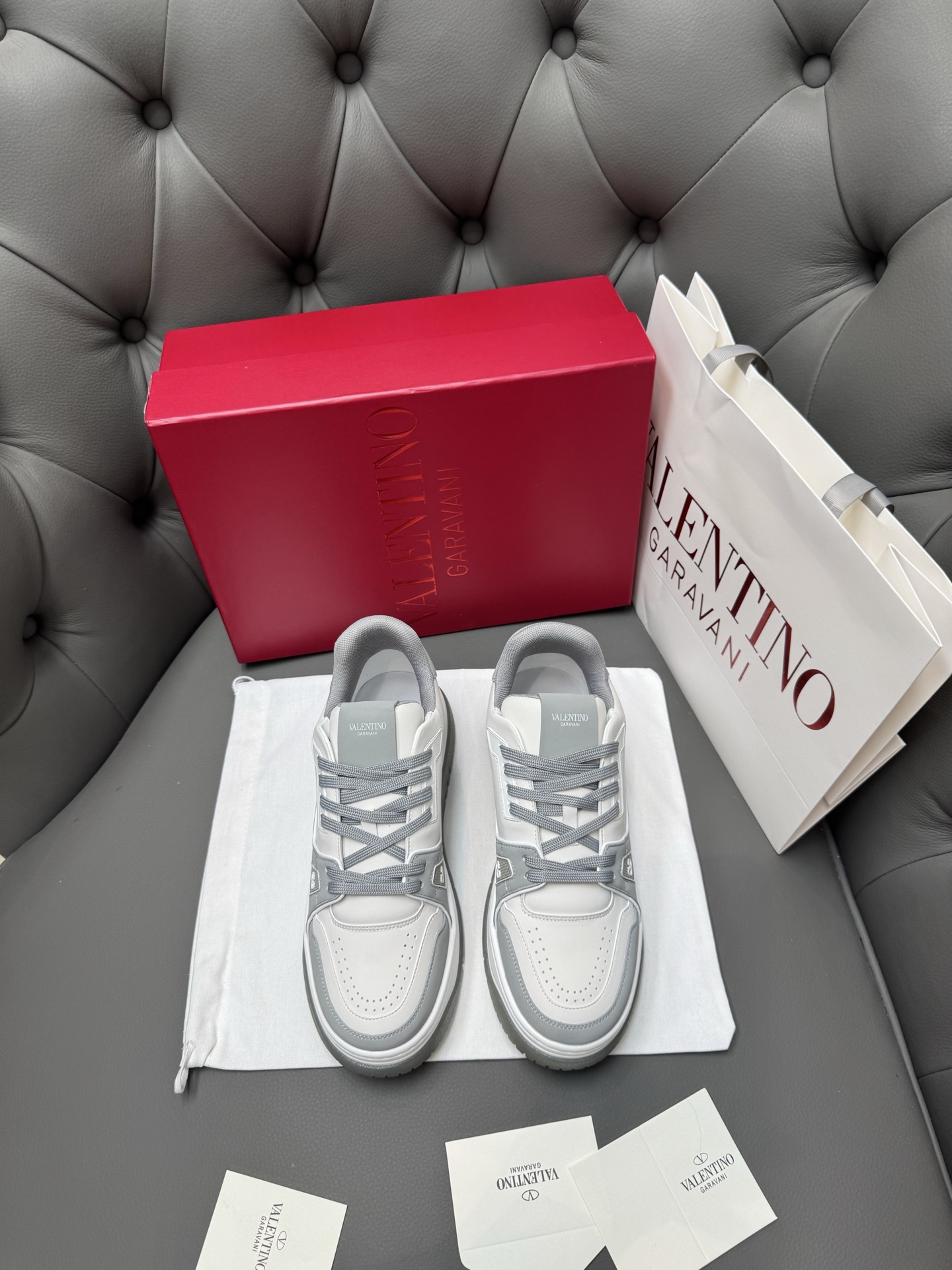 NO:244244,2025 early spring new Valentin* Valentin couple's thick-soled high-rise sneakers, simple and bright structure, refreshing and trendy outfit!  The top layer of cowhide is created, the shoe tongue brand logo decoration, contrasting color design elements, exquisite leather structure and simple outline, and the smooth lines set the cool tone, which is the most classic and versatile item!  Thick sole height 5CM, full aura. Size35-44 (45 customized), casual shoes/sports shoes, valentino, valentino, sneakers, cowhide198609092025早春新款Valentin* 华伦天奴情侣款厚底增高运动鞋,简约明快构造清爽新潮穿搭！头层牛皮打造,鞋舌品牌logo装饰,撞色设计元素,考究皮质构塑和简洁轮廓,流畅的线条奠定酷感基调,是最经典的百搭单品！厚底增高5CM,气场拉满. Size35-44（45订做）,休闲鞋/运动鞋,valentino,valentino,sneakers,cowhide,Women's Shoes