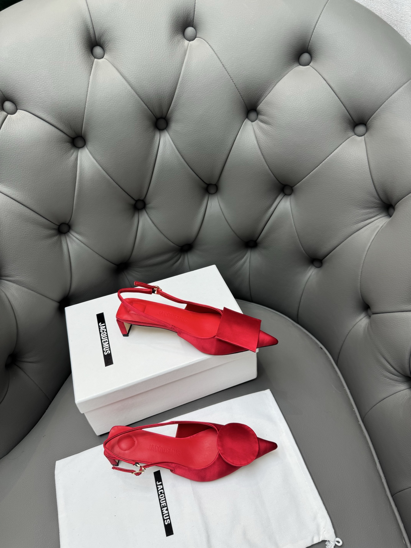 NO:245283,Purchase grade Jacquemus 25ss Spring and summer new pointed mandarin duck buckle kitten heel empty sandals Geometric graphic design Round buckle Square buckle New and fashionable, sexy and elegant, showing the lines of the feet, with a skinny and beautiful visual effect, a very versatile fashion item!  Minimalist and elegant, super good-looking, just right square head, small square heel, and easy to walk!  It can attack and defend, and it can be both fashionable and comfortable, which is perfect!  !  The upper is made of imported mixed-bred sheepskin/embossed cowhide/denim, inner footbed sheepskin, Italian leather outsole Heel height 1.5cm Size#35-39 (40 custom made without return or exchange), sandals, sandals, cowhide, sheepskin, Leather soles19860909代购级 Jacquemus 25ss春夏新款尖头鸳鸯扣小猫跟后空凉鞋 几何图形设计 圆扣 方扣 新颖时尚大方,性感不失优雅,很显脚部线条,附有骨感美的视觉效果,非常百搭的时尚单品！ 极简优雅·超级好看,恰到好处的方头,小方跟,又稳好走！可攻可守·时髦舒适皆能兼得,实属完美！！ 鞋面采用进口混种羊皮/压纹牛皮/牛仔布,内里垫脚羊皮,意大利真皮大底 跟高1.5cm Size#35-39（40定做不退换）,凉鞋,sandals,cowhide,sheepskin,Leather soles,Women's Shoes