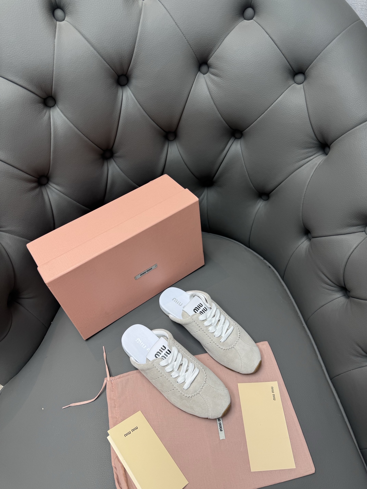 NO:245263,Miumiu Miu Spring and Summer latest catwalk semi-drag. A popular style by domestic and foreign bloggers, Xiaohongshu grass planting series, retro and fashionable, beautiful and beautiful. Simple sports shoe design, highly recognizable tongue, creates a Buddhist sweet casual style~~ The aura of the foot is very casual, long skirts, shorts, shorts, wears a unique style~~ Use top layer cowhide, inner layer, original private model outsole Size35-40, semi-drag, miumiu, skirts, shorts, cowhide19860909miumiu缪缪春夏最新走秀款半拖 国内外博主刷爆的一款,小红书种草系列,复古又时髦上脚美炸了 简约的运动板鞋设计,极具辨识度的鞋舌,打造佛系甜美的休闲风~~上脚气场十足随意搭配,长裙,短裙,短裤,穿出与众不同的风格~~ 选用头层牛皮,内里真毛里,原版私模大底 Size35-40,半拖,miumiu,skirts,shorts,cowhide,Women's Shoes