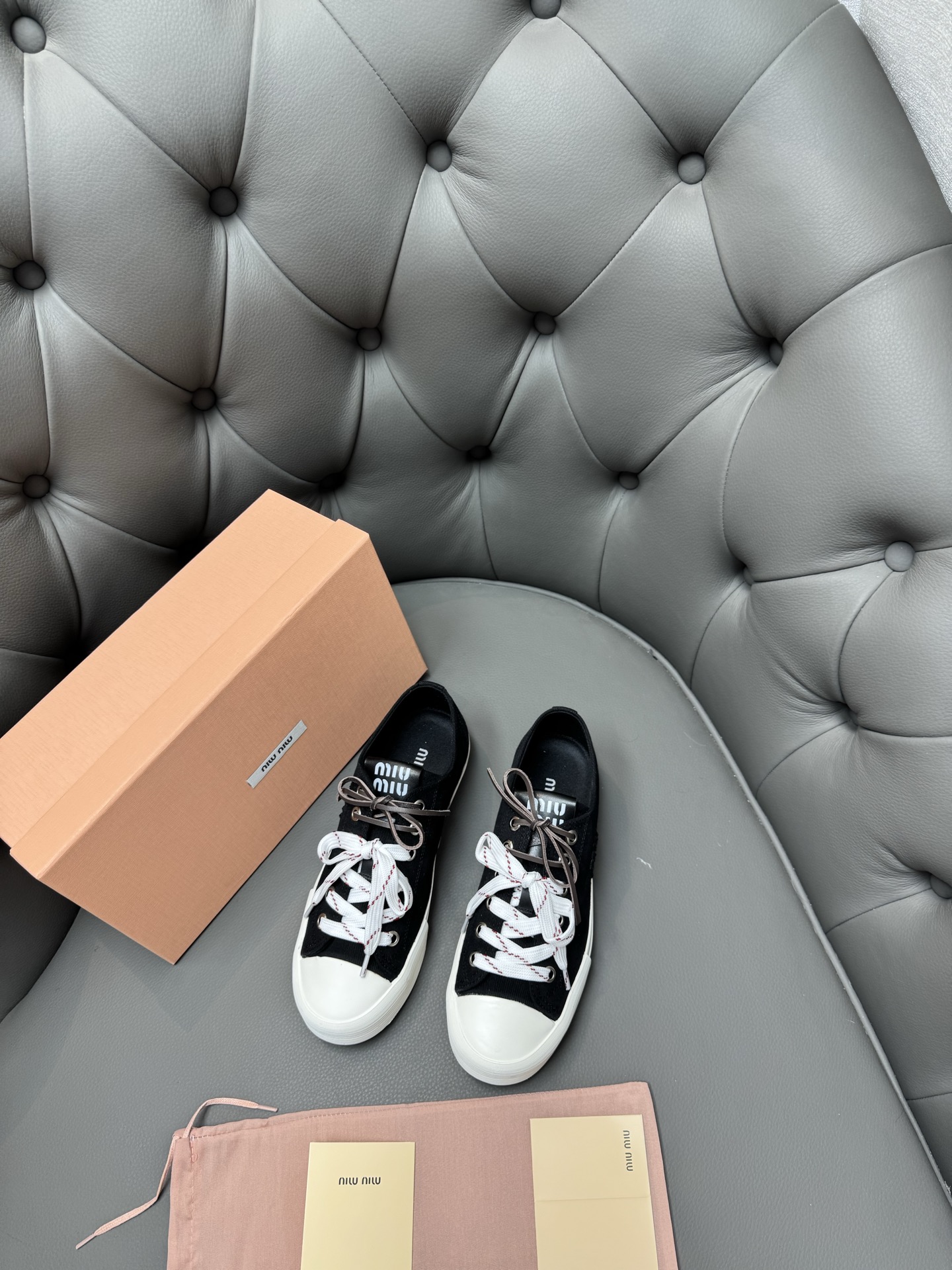 NO:245268,MIUMIU's latest American retro style~ A pair of shoelaces with a popular appearance. A must-have model~ Simple and high-end. It is very comfortable to match with the feet at will. It is a must-have model for the year!  The latest spring and summer catwalk cloth shoes are popular among domestic and foreign bloggers. The Xiaohongshu grass planting series, the retro and fashionable footwear is beautiful and has a simple sports shoe design, and the recognizable shoe tongue creates a Buddhist sweet casual style~~ The footwear is full of aura and casual matching, and the original custom canvas material is made of logo electric embroidery craftsmanship, original mold opening sole Size.35-40, casual shoes/sports shoes, miumiu, sneakers19860909MIUMIU缪缪最新款美式复古风~ 颜值担当火爆双鞋带布鞋 不得不入的一款～简约高级 随意搭配上脚非常舒适,年度必入款！春夏最新走秀款布鞋国内外博主刷爆的一款,小红书种草系列,复古又时髦上脚美炸了简约的运动板鞋设计,极具辨识度的鞋舌,打造佛系甜美的休闲风~~上脚气场十足随意搭配,选用原版定制帆布材料 logo电绣工艺材质,原版开模大底 Size.35-40,休闲鞋/运动鞋,miumiu,sneakers,Women's Shoes