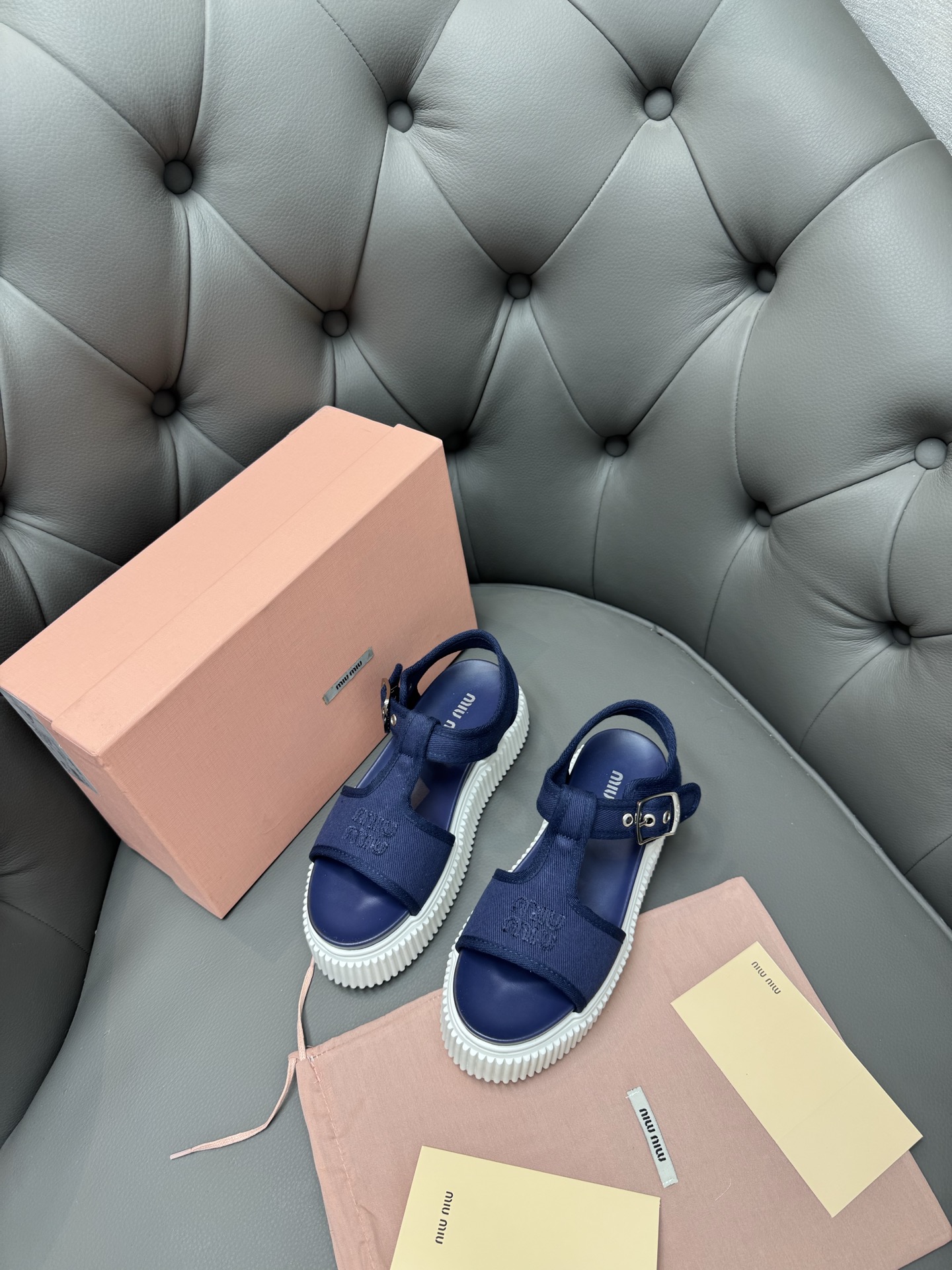 NO:244238,(Top version) Miu Miu 25s new sponge cake sandals Miu Miu The official websites of major purchasing agents around the world that were released on the show are very popular. They are simple and casual and unruly, and can reflect the beauty of tannins. The whole pair of shoes is simple and fashionable, and the feet are very light and versatile!  Fabric: cloth lining: sheepskin lining original sole Size: women 35-40, (40 customization, no return or replacement), sandals, miumiu, sandals, sheepskin19860909（顶级版本） 缪缪25s新品松糕底凉鞋Miu Miu 缪缪大秀上爆出的全球各大代购官网火爆上市.简单很随意不羁又能体现单宁美感,整双鞋子设计简约时尚,上脚非常轻便 百搭！ 面料: 布面 内里: 羊皮内里 鞋底原版鞋底 Size:女35-40、(40定制不退不换),凉鞋,miumiu,sandals,sheepskin,Women's Shoes