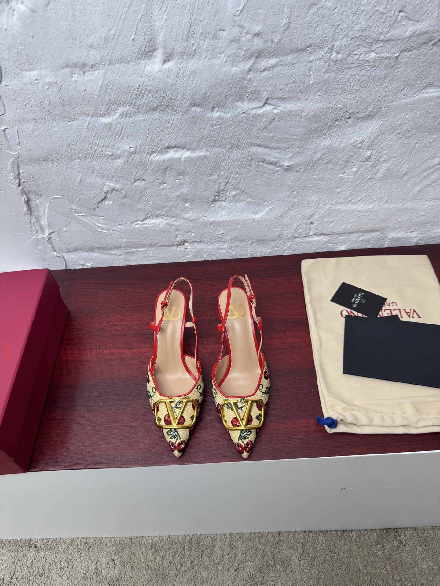 NO:245259,Factory G771 Warren 25ss new high heel sandals, small cherry embroidered V-buckle has another perfect design, abandoning the usual rivet elements, simplifying the complexity, making it more refined and durable to look at the feet, showing elegant temperament, special material of upper, inner sheepskin, Italian leather outsole, heel height 8cm, 4.5㎝ Size 35-40 (34.41.42 customized), high heels sandals, valentino, sandals, high heels, sheepskin, Leather soles19860909工厂 G771 华伦25ss新品高跟凉鞋,小樱桃刺绣V扣又一完美的设计,抛弃了一贯铆钉元素、化繁为简、更加精致耐看上脚尽显优雅气质♀♀♀♀♀ 鞋面特殊材料 内里羊皮 大底意大利真皮大底 跟高8cm,4.5㎝ 码数35-40（34.41.42定做）,高跟鞋凉鞋,valentino,sandals,high heels,sheepskin,Leather soles,Women's Shoes