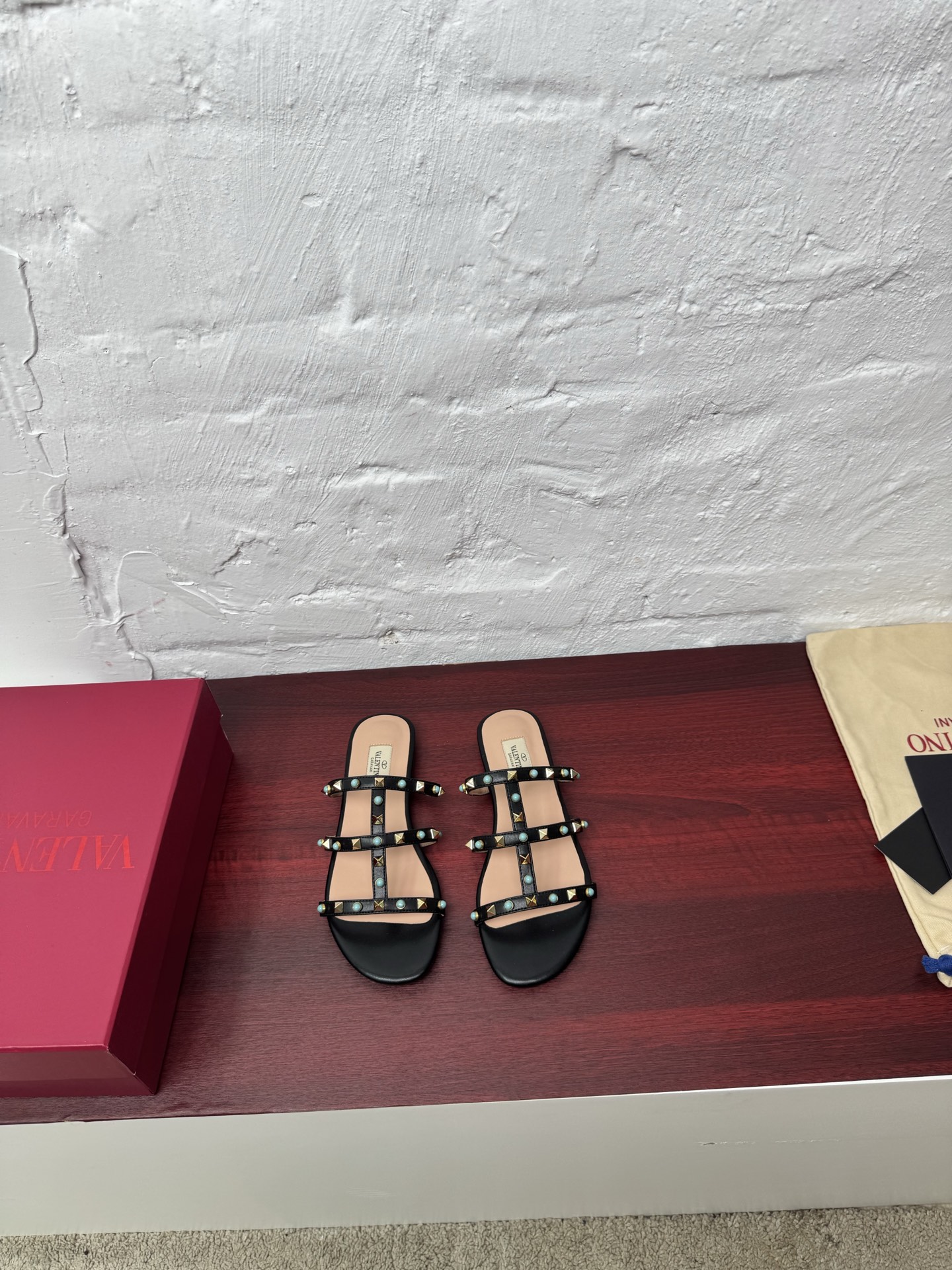 NO:245249,Factory bottom, rubber bottom, Valentino new style and new product G771 [Classic] Small rivet hardware accessories craftsmanship set off a full sense of high-end, and the new season lives up to expectations!  Worth buying ★Absolutely high-end original 1I production, classic unique and elegant style, creating a different feeling and simple style!  Size 35-40 (customized by 34-41.42) Fabric sheep imported sheepskin with inner lining, heel high flat sole, outsole: original imported genuine leather sole, sandals, valentino, sandals, sheepskin19860909工厂皮底 橡胶底  华伦天奴新款新品 G771【经典】小铆钉五金配件工艺衬托出满满的高级感,新一季不负期待！ 值得入手★绝对的上档次原版1I制作, 经典独特优雅风格 创造不一样的感觉简约气质款式！ 码数35-40（34-41.42定做） 面料羊 内里进口羊皮 跟高平底 大底:原版进口真皮底,凉鞋,valentino,sandals,sheepskin,Women's Shoes