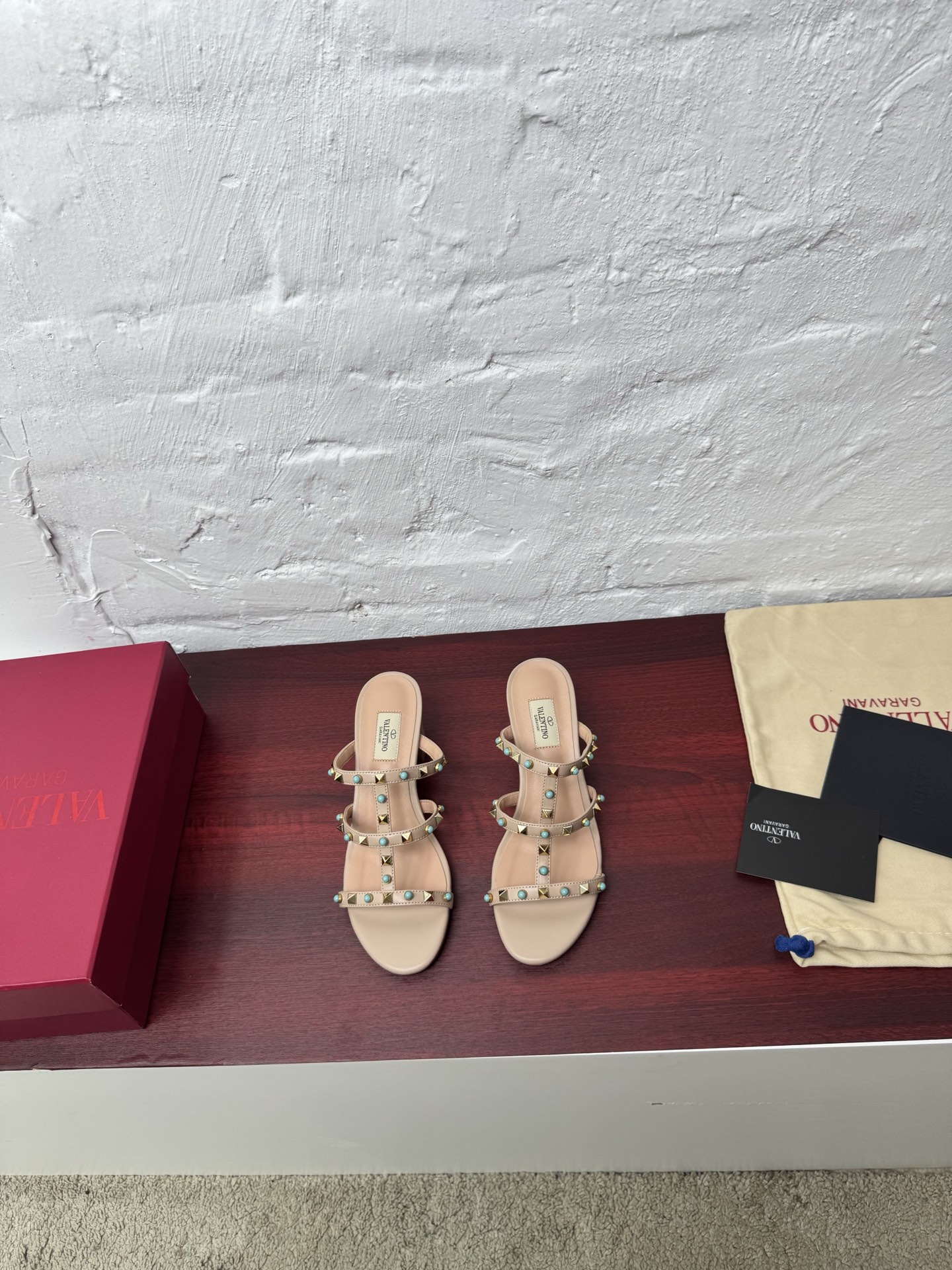 NO:245254,Factory bottom, rubber bottom, Valentino new model and new product [Classic] G771 small rivet hardware accessories craftsmanship set off a full sense of high-end, and the new season lives up to expectations!  Worth buying ★Absolutely high-end original 1I production, classic unique and elegant style, creating a different feeling and simple style!  Size 35-40 (customized by 34-41.42) Fabric sequins   sheep imported sheepskin with heel height 6.5 cm Outsole: original imported leather sole, sandals, valentino, sandals, sheepskin19860909工厂皮底 橡胶底  华伦天奴新款新品【经典】G771小铆钉五金配件工艺衬托出满满的高级感,新一季不负期待！ 值得入手★绝对的上档次原版1I制作, 经典独特优雅风格 创造不一样的感觉简约气质款式！ 码数35-40（34-41.42定做） 面料亮片 羊 内里进口羊皮 跟高6.5公分 大底:原版进口真皮底,凉鞋,valentino,sandals,sheepskin,Women's Shoes