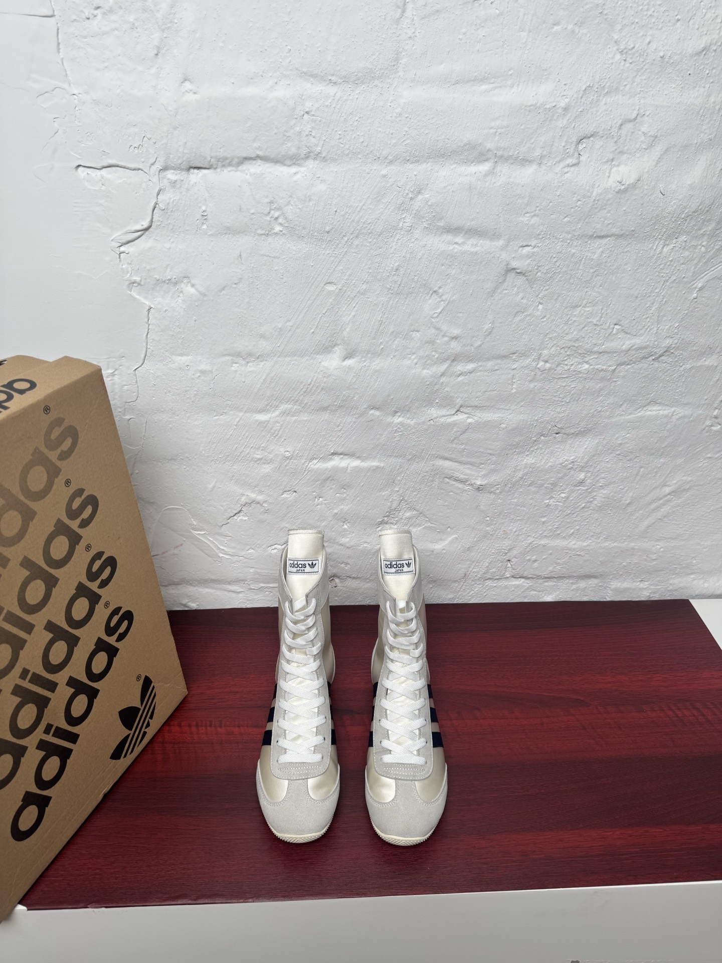 NO:245281,Adida*25SS latest model top version retro trend racing boots G669 latest retro trend!  Top purchasing version, Adidas' latest racing boots!  It's really comfortable to wear on the soft bottom!  The overall shoes are so light that you can hardly feel the feeling of wearing them on your feet!  The special fabric made of the upper looks like it shining inside!  Very attitude to put on the feet!  Cool and stylish!  !  Material beef reverse velvet special custom fabric, Nei sheepli, pure natural rubber sole, shoe size 35-39/40, custom-made, no return, boots, adidas, boots19860909Adida*25SS最新款 顶级版本 复古潮流 赛车短靴G669 最新款复古潮流！顶级代购版本,阿迪最新款赛车短靴！软底上脚真的超级舒服！整体鞋子轻便到上脚几乎感受不到穿着的感觉！鞋面特殊的布艺制作像是在内发光一样！上脚超级有态度！酷帅有型！！ 材质牛反绒拼特殊定制布艺 内里羊里 大底纯天然橡胶大底 鞋码35-39/40定制不退换,靴子,adidas,boots,Women's Shoes