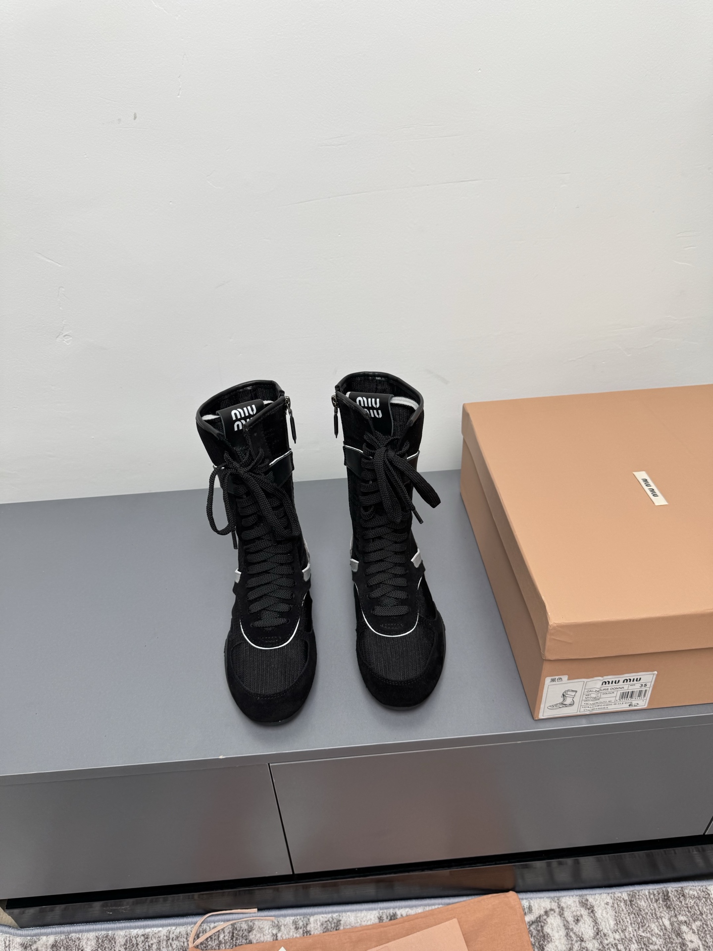 NO:265855,Purchase-related short and long Miu Miu 25ss Spring and summer new show Miu Miu Miu German training Boxing boots Show craftsmanship comes from the details of the Miu Miu series New season trend elements 1 Contrary to the concept of the love at this moment, diverse and conveying modern style~ It looks good no matter how you wear it this summer fashionista favorite, not very comfortable to wear, super comfortable to wear, imported fabric, breathable mesh, inner lining original inner lining, outsole original sole Size#women 35-41 (40 41 custom made, non-return and exchange), boots, miumiu, boots19860909代购级短款长款 Miu Miu 25ss 春夏新款走秀MiuMiu 德训 拳击靴 秀场工艺来自Miu Miu系列的细节特写 新季的潮流要素一 与此刻挚爱的概念,多元对撞,传达现代风格~ 怎么穿都好看今夏时髦精最爱 看起来不怎么舒服 上脚超级舒服 面料进口对版透气网布 内里原版内里 大底原版鞋底 Size#女35-41（40 41订做不退换）,靴子,miumiu,boots,Women's Shoes