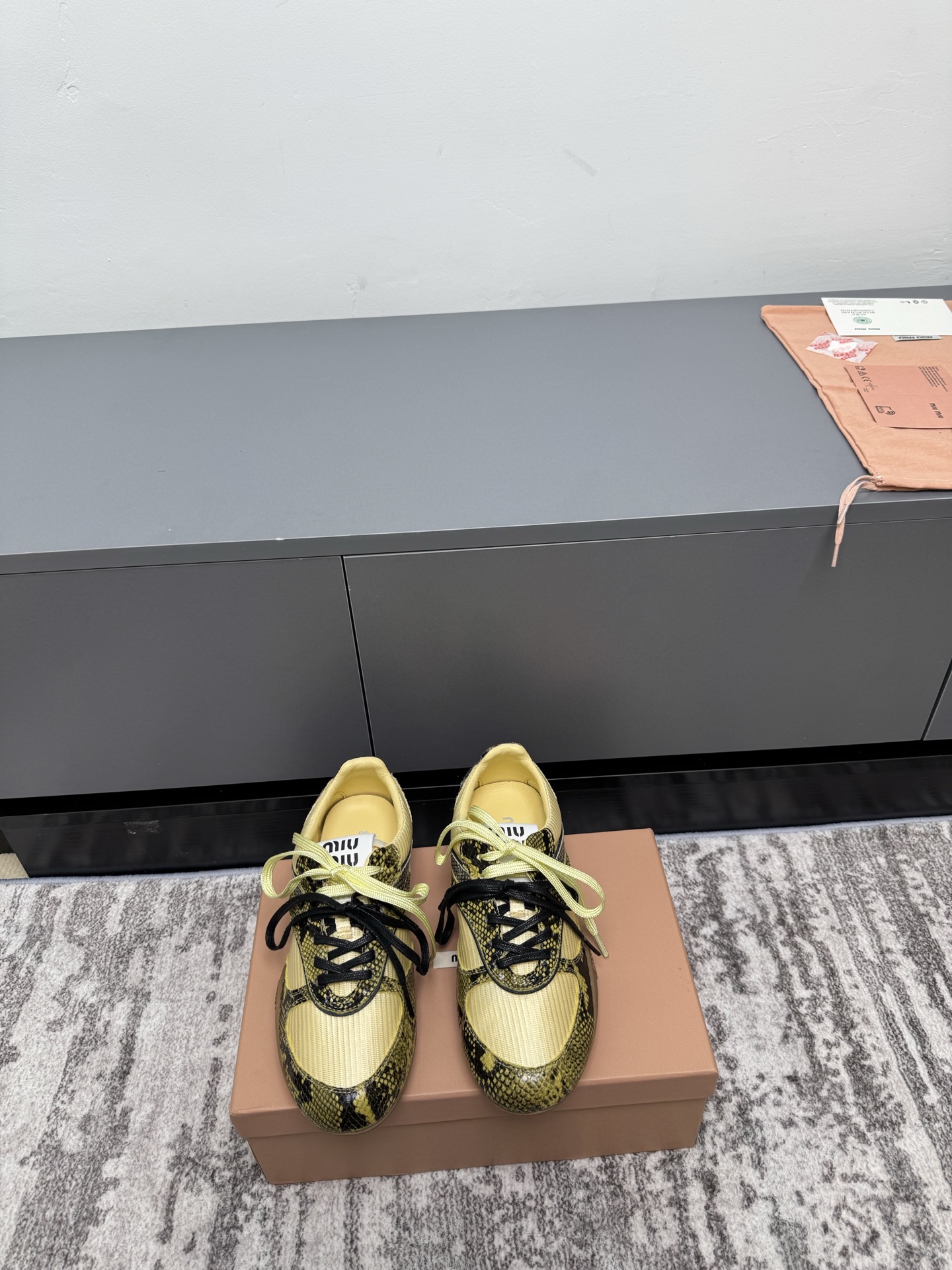 NO:265409,Purchase grade Miu Miu 25ss Spring and summer new show MiuMiu Mary Jane De Training Casual shoes Show craftsmanship comes from the details of the Miu Miu series Close-up of the new season trend elements 1 Contrary to the concept of the love at this moment, diverse and conveying modern style~ It looks good no matter how you wear it this summer fashionista favorite, not very comfortable to wear, super comfortable to wear, imported fabric, breathable mesh, inner lining original inner sole Size#35-40 (40 custom made, no return or exchange), casual shoes/sports shoes, miumiu, mary jane, sneakers19860909代购级 Miu Miu 25ss 春夏新款走秀MiuMiu 玛丽珍款德训 休闲鞋 秀场工艺来自Miu Miu系列的细节特写 新季的潮流要素一 与此刻挚爱的概念,多元对撞,传达现代风格~ 怎么穿都好看今夏时髦精最爱 看起来不怎么舒服 上脚超级舒服 面料进口对版透气网布 内里原版内里 大底原版鞋底 Size#35-40（40订做不退换）,休闲鞋/运动鞋,miumiu,mary jane,sneakers,Women's Shoes