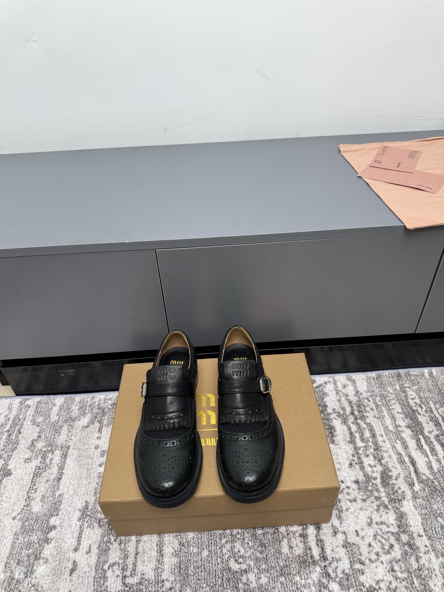 NO:265411,' The joint brand Brock leather shoes is absolutely high-quality, and it is in line with the current old-fashioned style, and it firmly grasps the heart of a girl! It is really suitable for all ages. Miumiu can always bring surprises. This time, 23 autumn and winter cooperation with church. Let's learn about Churchs, a national treasure-level shoe brand that is also affiliated to the Prada Group, which is the royal family of the British royal family. It inherits the century-old shoemaking experience of the family. It is famous for its full handmade and high-quality craftsmanship. Its shoes have a strong British gentleman style, and the design style is mainly elegant and noble. The thickness of the sole is 2CM Size35-40, casual shoes/sports shoes, miumiu, prada, sneakers19860909'  联名布洛克小皮鞋 绝对的高颜值符合当下的老钱风,又牢牢抓住了少女心! 真的老少皆宜吖 miumiu总能带来惊喜这次23秋冬与church合作 带大家了解一下Churchs也隶属于Prada集团英国皇室御用的国宝级鞋履品牌Churchs创立于1873年,承袭家族传承的百年制鞋经验,以全手工制作和优质的工艺水准闻名于世. 它家的鞋子具有浓厚的英伦绅士风格,设计风格也是以优雅高贵为主 大底厚度2CM Size35-40,休闲鞋/运动鞋,miumiu,prada,sneakers,Women's Shoes