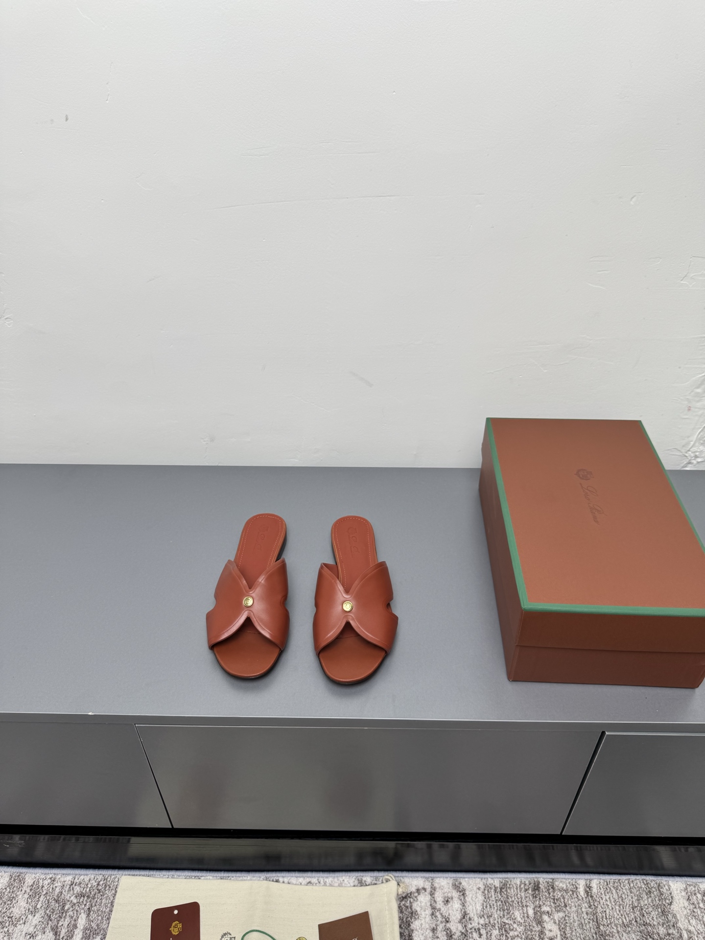 NO:265407,Loropiana 25ss new g666 slipper series LP has always been designed with a comfortable and comfortable design style in recent years. This loafer is no exception. The simple design concept is paired with the brand's classic colors to make it look extremely simple!  Really make a pair of items that can be used regardless of age, occupation, or outfit. The leather is made of imported cowhide, the inner mixed-bred sheepskin original Italian leather outsole Size#35-41 (40 41 custom made without return or exchange), slippers, loro piana, loro piana, loafers, slippers, cowhide, sheepskin, Leather soles19860909Loropiana 25ss 新款 g666拖鞋系列 LP一直是以好穿舒适为主的设计风格 这几年老钱风穿搭超级 这款乐福鞋也不例外 简约的设计理念搭配品牌经典的颜色做点缀显得格外极简！ 真的做到一双不分年龄不分职业不分穿搭都可以驾驭的单品 皮料选用进口牛皮 内里混种羊皮 原版意大利真皮大底 Size#35-41（40 41订做不退换）,拖鞋,loro piana,loro piana,loafers,slippers,cowhide,sheepskin,Leather soles,Women's Shoes