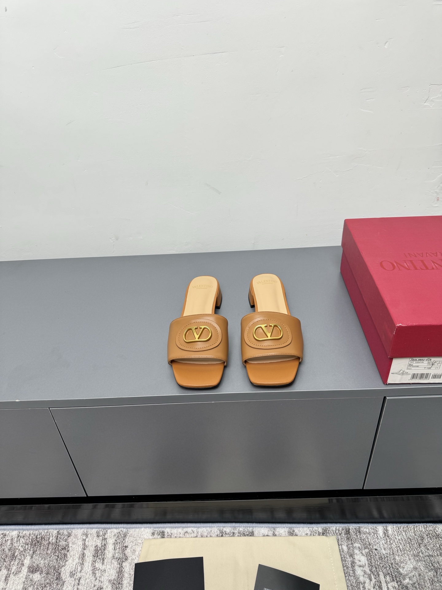 NO:265403,G771 WYSIWYG VALENTINO Valentino Classic 2025 Spring and Summer VLOGO SIGNATURE Metal Button Slippers Sandals Shoe shape smooth lines. The style is excellent. Comfortable on the feet. Increase height. Slimming. Extended legs. Comfortable on the feet. Increase height. Slimming. Extended legs. Original imported material of the upper. Inner original leather sole. Sole genuine leather sole. Size 35-39 (40.41 custom-made, no return or replacement), slippers, valentino, valentino, sandals, slippers19860909G771所见即所得VALENTINO华伦天奴经典2025春夏VLOGO SIGNATURE金属扣拖鞋凉鞋 鞋型线条流畅.版型超赞上脚舒适.增高.显瘦.拉长腿部线条 上脚舒适.增高.显瘦.拉长腿部线条 鞋面原版进口材质 内里原版真皮鞋底 鞋底真皮鞋底 尺码35-39 (40.41定制不退不换),拖鞋,valentino,valentino,sandals,slippers,Women's Shoes