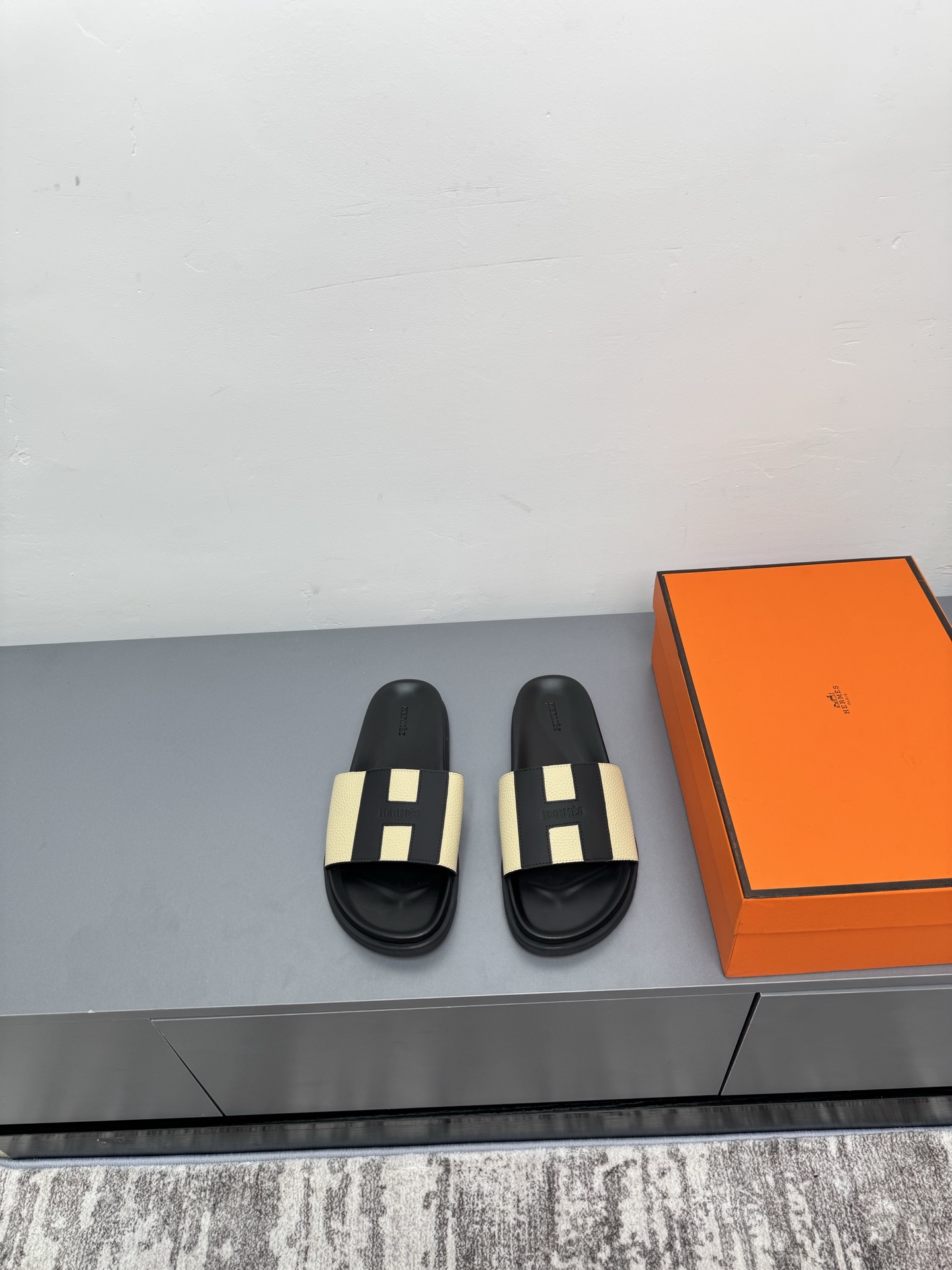 NO:265397,Couple model 25 latest launch One-small drag Hermes Hermes is so popular that the second uncle drag/the latest hardware button sandal slippers, paired with various colorful socks, it is very trendy!  —————————— Imported lychee pattern cowhide leather with imported inner lining, outsole rubber soaking water table/Tpu non-slip wear-resistant, women's size 35-42 (40.41.42 not returned or replaced) men's size 39-46 (45.46 not returned or replaced), slippers, hermes, hermes, sandals, slippers, cowhide, socks19860909情侣款 25最新上市一子拖 Hermes 爱马仕火到不行的情侣款二舅拖/最新五金扣凉鞋拖鞋,搭配各种彩色袜子,潮爆了！ ———————— 鞋面进口荔枝纹牛皮 内里进口牛皮 大底橡胶发泡水台/Tpu防滑耐磨大底 女码35-42（40.41.42不退不换) 男码39-46（45.46不退不换）,拖鞋,hermes,hermes,sandals,slippers,cowhide,socks,Women's Shoes