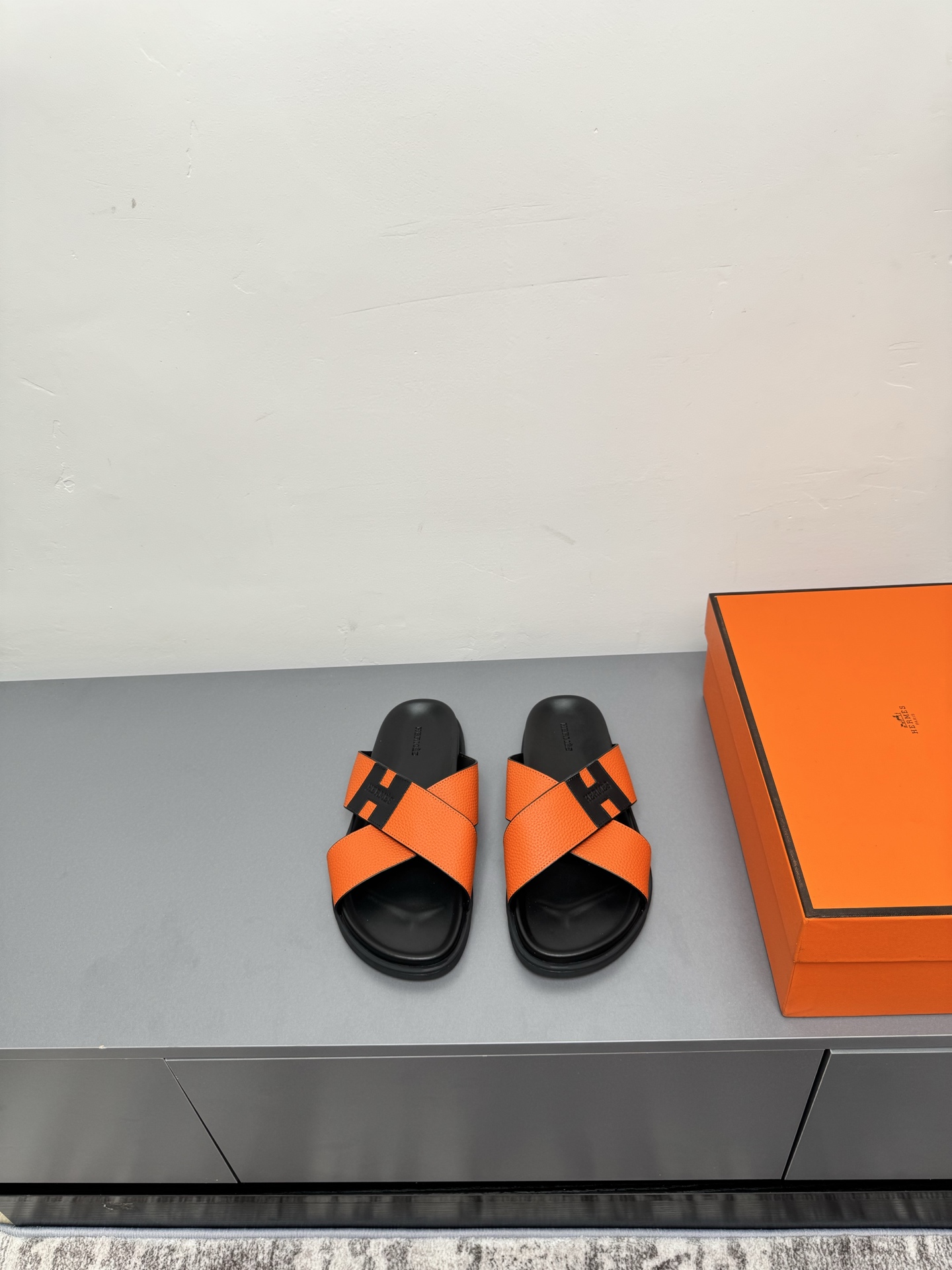 NO:265399,Couple model 25 latest cross-drag Hermes Couple model Second uncle's dot/Latest hardware button sandal slippers, paired with various colorful socks, it is very trendy!  ————————— Imported lychee pattern cowhide leather with imported inner lining, outsole Tpu non-slip wear-resistant, women's size 35-42 (40.41.42 not returned or replaced) men's size 39-46 (45.46 not returned or replaced), slippers, hermes, hermes, sandals, slippers, cowhide, socks19860909情侣款 25最新上市交叉拖 Hermes 爱马仕火到不行的情侣款二舅拖/最新五金扣凉鞋拖鞋,搭配各种彩色袜子,潮爆了！ ———————— 鞋面进口荔枝纹牛皮 内里进口牛皮 大底Tpu防滑耐磨大底 女码35-42（40.41.42不退不换) 男码39-46（45.46不退不换）,拖鞋,hermes,hermes,sandals,slippers,cowhide,socks,Women's Shoes