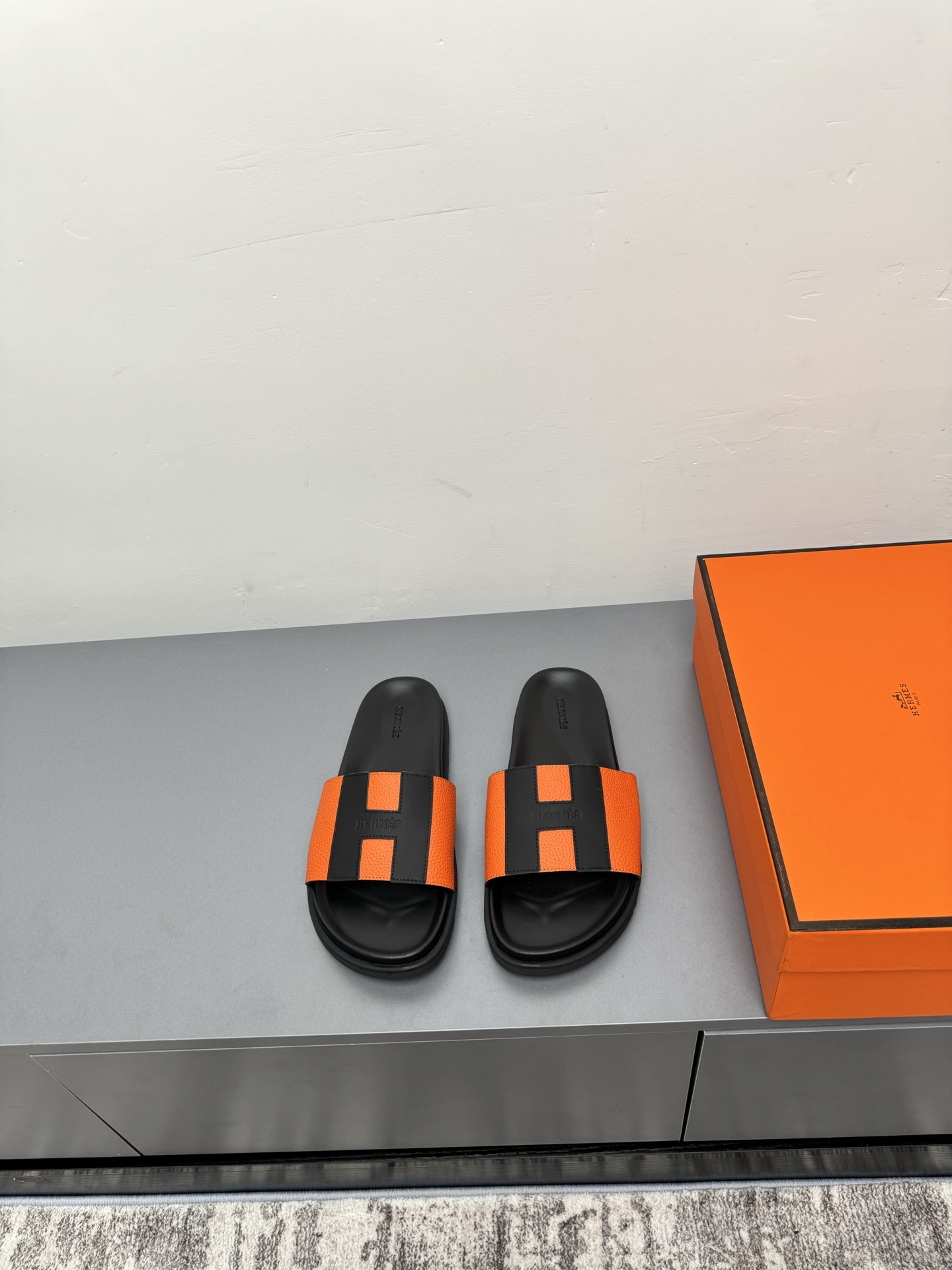 NO:265401,Couple model 25 latest launch One-small drag Hermes Hermes is so popular that the second uncle drag/the latest hardware button sandal slippers, paired with various colorful socks, it is very trendy!  —————————— Imported lychee pattern cowhide leather with imported inner lining, outsole rubber soaking water table/Tpu non-slip wear-resistant, women's size 35-42 (40.41.42 not returned or replaced) men's size 39-46 (45.46 not returned or replaced), slippers, hermes, hermes, sandals, slippers, cowhide, socks19860909情侣款 25最新上市一子拖 Hermes 爱马仕火到不行的情侣款二舅拖/最新五金扣凉鞋拖鞋,搭配各种彩色袜子,潮爆了！ ———————— 鞋面进口荔枝纹牛皮 内里进口牛皮 大底橡胶发泡水台/Tpu防滑耐磨大底 女码35-42（40.41.42不退不换) 男码39-46（45.46不退不换）,拖鞋,hermes,hermes,sandals,slippers,cowhide,socks,Women's Shoes