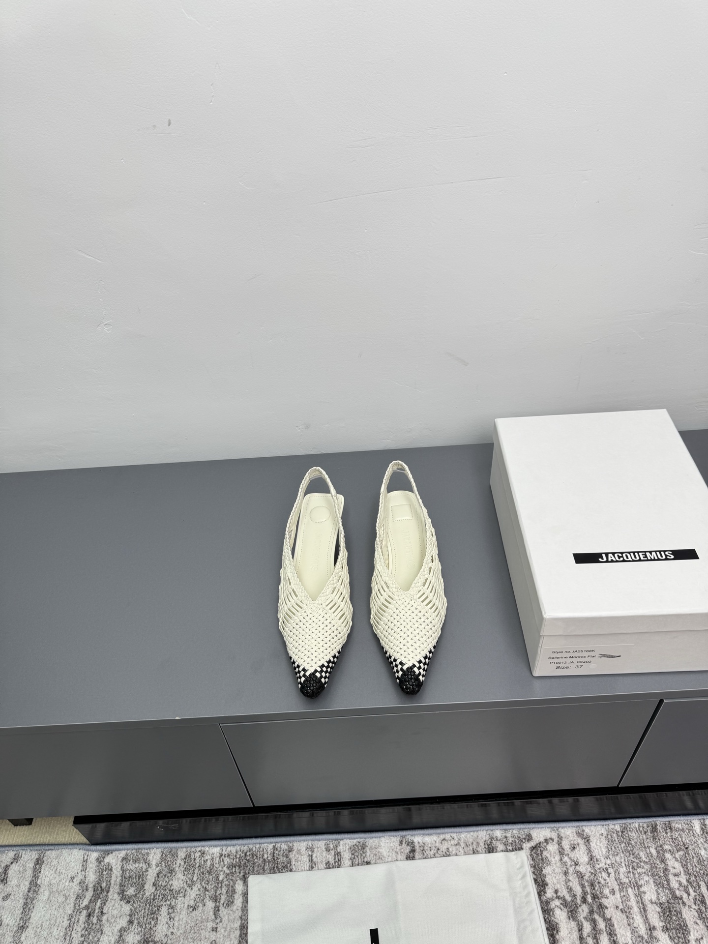 NO:265853,Jacquemus 25ss pointed toe braided short heels back short shoes. It seems to be in South France. There is an aesthetic called Jacquemus Jacquemus' latest flagship store in London, designed and supervised by the founder of the brand, Simon Porte Jacquemus, with an illusion. Loewe, but it has a bit of Southern France's beauty, olive trees and lavender, especially Loewe, which has lost JWA, is Jacquemus interested in filling this market gap? Upper braided sheepskin footbed sheepskin Size 35-40 (40 custom-made non-refundable, sandals, loewe, sandals, sheepskin19860909Jacquemus 25ss尖头编织矮跟后空单鞋 这一刻彷佛在南法 有一种美学叫Jacquemus Jacquemus 在伦敦的最新旗舰店,由品牌创始人 Simon Porte Jacquemus 设计监督,有一种错觉 Loewe 但有带点南法的美感,橄榄树和薰衣草,尤其是在失去了JWA 的Loewe, Jacquemus 是否有意填补这个市场空缺 鞋面编织羊皮 垫脚羊皮 码数35-40（40定制不退换,凉鞋,loewe,sandals,sheepskin,Women's Shoes