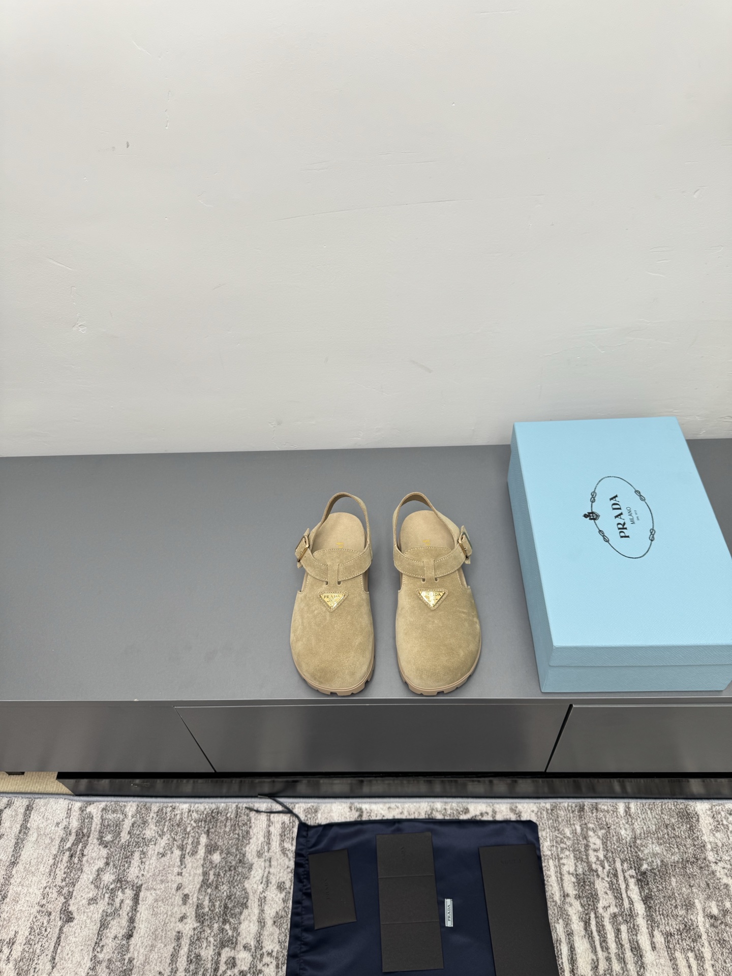 NO:391105,Prada's latest triangle retro casual shoes for spring and summer. Original purchase and development G668. Made this leather sneaker is fashionable and simple, showing a full fusion of minimalist style and sporty personality. Paired with classic cotton laces and light rubber sole, the enamel triangle metal logo adds a unique charm. A perfect height-enhancing tool. Original custom imported cowhide high merceration. Soft cowhide. Original open molded anti-slip rubber outsole. Size: 35-41 (40 41 customization), sandals, prada, prada, sandals, sneakers, cowhide19860909Prada普拉达春夏最新三角标复古休闲鞋 原版购入开发G668 做货 这款皮革运动鞋时尚简洁,展现出极简风格和运动个性的充分融合. 搭配经典的棉质鞋带和轻便的橡胶鞋底,涂珐琅三角形金属徽标增添别具一格的魅力妥妥的增高神器 面料原版定制进口牛皮高丝光 内里进口柔软牛皮 鞋底原版开模防滑橡胶大底 Size: 35-41（40 41定制）,凉鞋,prada,prada,sandals,sneakers,cowhide,Women's Shoes