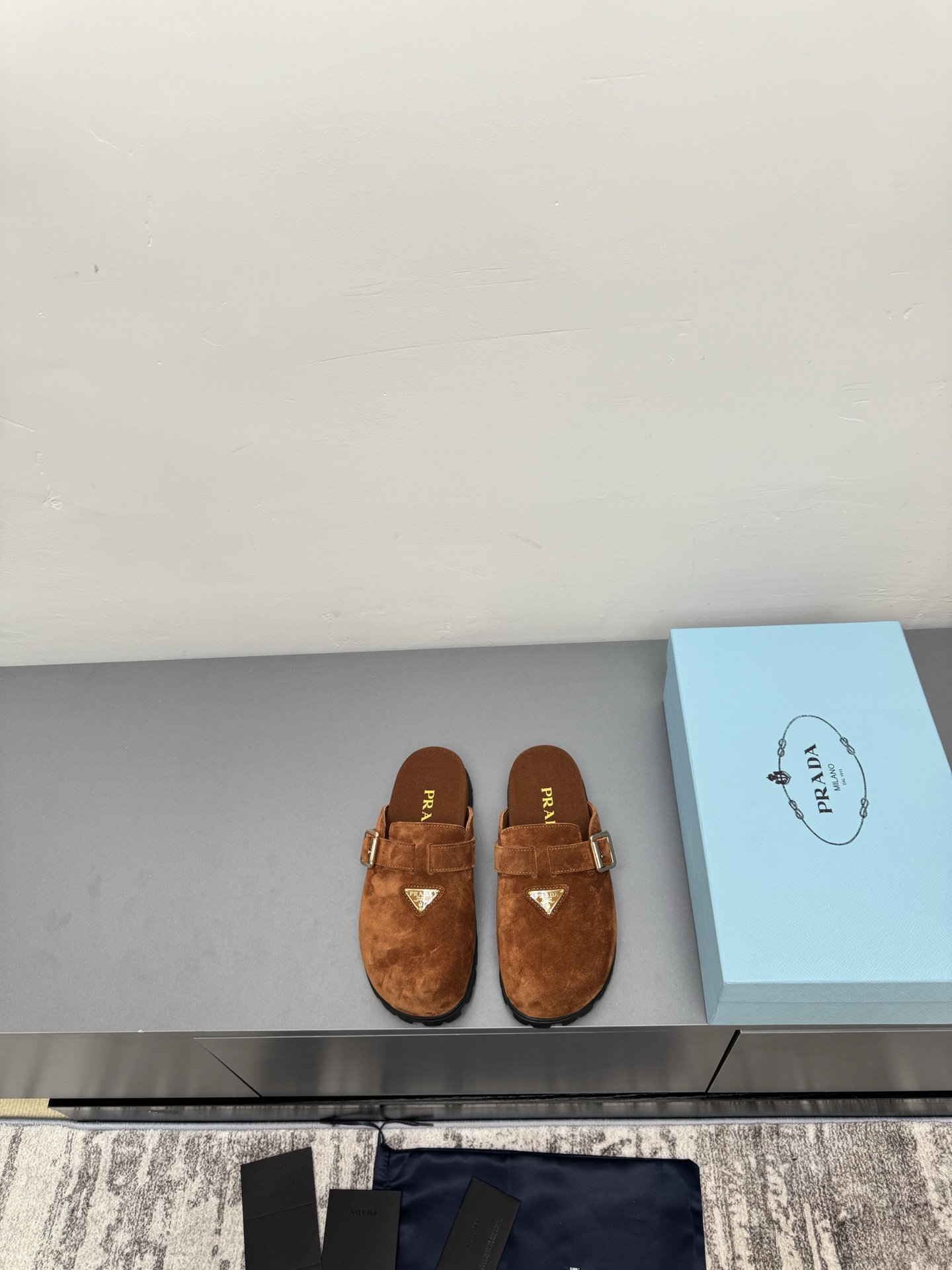 NO:391112,Prada 25 spring and summer new sandals!  G668 latest catwalk model, classic upgrade, comfort and fashion coexist, round toe design matches different styles, upper matte cowhide/gloss cowhide, inner lining: original customized cowhide inner lining, original mold-open anti-slip sole, shoe size: 35-40 (41 can be customized), semi-trail, prada, prada, slippers, cowhide19860909Prada 普拉达25春夏新款凉拖鞋！G668最新走秀款,经典升级 舒适度与时髦度并存 圆头设计搭配不同风格需求 鞋面磨砂牛皮/光面牛皮 内里: 原版定制牛皮内里 大底原版开模防滑大底 鞋码: 35-40（41可订做）,半拖,prada,prada,slippers,cowhide,Women's Shoes