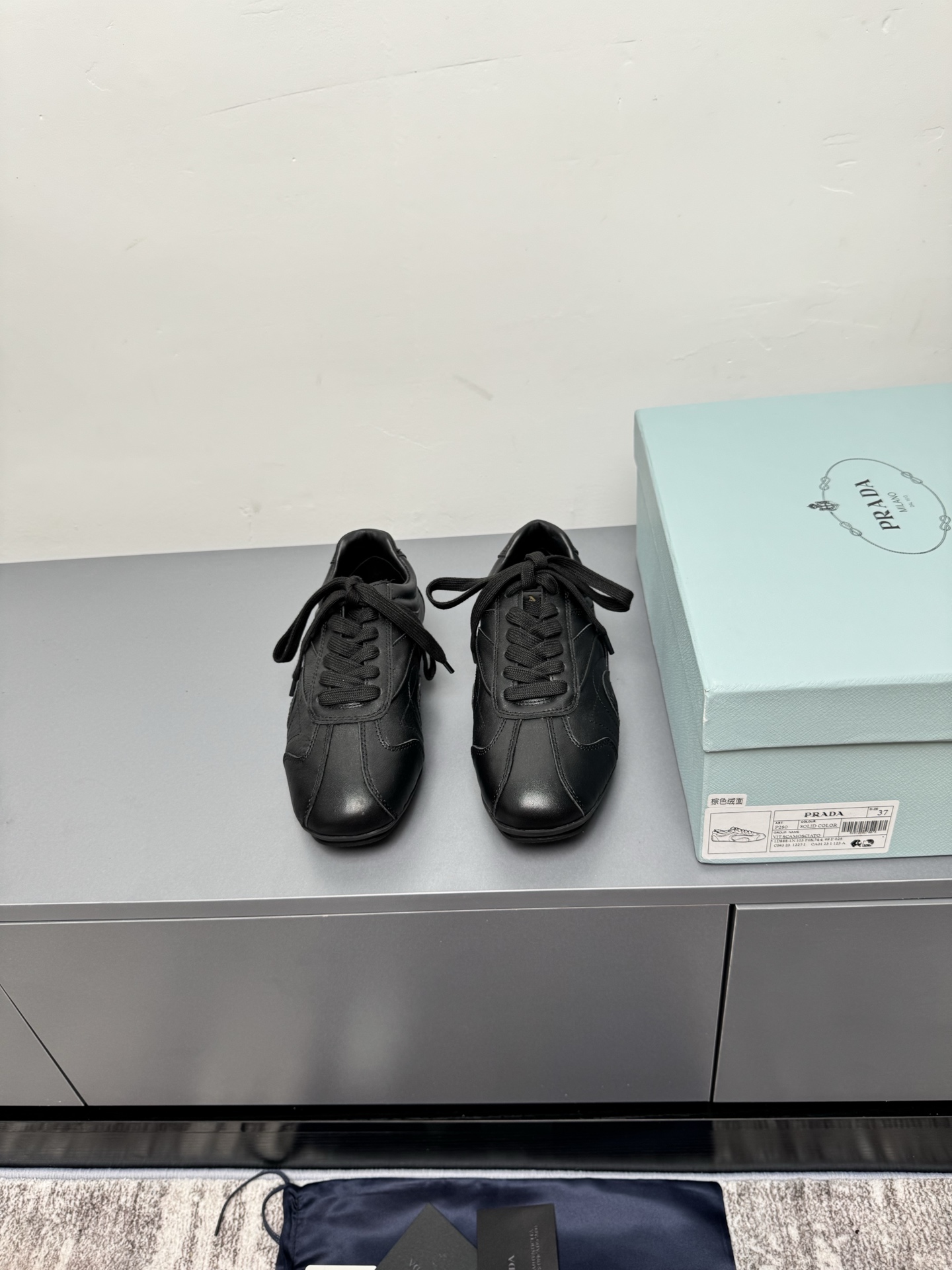 NO:391108,Cowhide Niujing PRADA Prada 2025ss new style, triangle priced shoes, skateboard shoes, casual sneakers, top version original version purchased and developed to make products. This Prada sneaker is fashionable and simple, showing a full fusion of minimalist style and sporty personality. Paired with classic cotton laces and lightweight rubber soles, the enamel triangle metal logo adds a unique charm!  The shoe shape is excellent, the leather is soft and comfortable, the foot is very light, breathable and not stuffy, and the walking comfort is great, it is worth having!  Original imported fabric, first layer of Niujing, Neili original customized cowhide, original open mold rubber outsole, size 35-40, casual shoes/sports shoes, prada, prada, sneakers, cowhide19860909牛皮 牛京 PRADA·普拉达 2025ss新款 三角标德训鞋滑板鞋休闲运动鞋 顶级版本原版购入开发做货 这款普拉达运动鞋时尚简洁,展现出极简风格和运动个性的充分融合.搭配经典的棉质鞋带和轻便的橡胶鞋底,涂珐琅三角形金属徽标增添别具一格的魅力！鞋子鞋型韵味超赞,皮质柔软舒适度极高,上脚很轻便,透气不闷脚,走路舒适度都很赞,值得拥有！ 面料原版进口头层牛京 内里原版定制牛皮里 鞋底原版开模橡胶大底 码数女35-40,休闲鞋/运动鞋,prada,prada,sneakers,cowhide,Women's Shoes