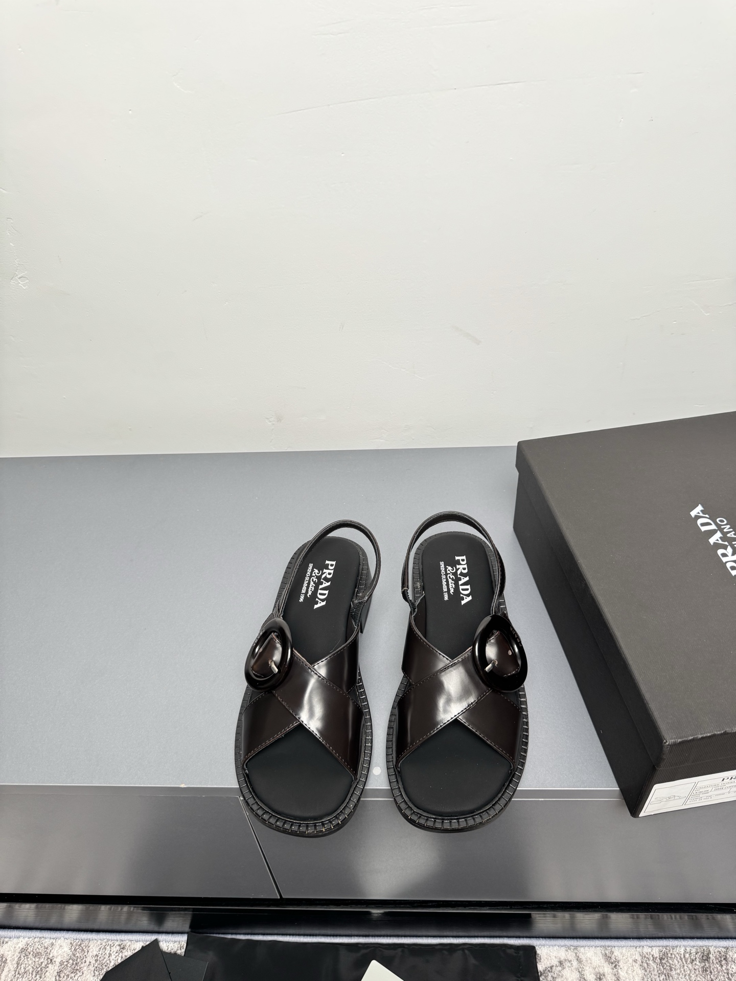 NO:391104,Prad* 25ss Cross Sandals Prad* Prada 25ss Roman Braided Sandals!  G669 retro, fashionable and avant-garde wheel teeth make the whole pair of shoes light and comfortable. Roman design meets the choice of fashionable people in different styles! The iconic metal triangle logo is matched with ancient beach sandals, and every element is on the trendy point! Upper, open-edge beaded cowhide, inner sheepskin, outsole, rubber outsole size35~42 (40.41.42 custom made without return), sandals, prada, prada, sandals, cowhide, sheepskin19860909Prad* 25ss交叉凉鞋 prad*普拉达 25ss罗马编织凉鞋！G669复古时髦前卫的轮齿 让整双鞋轻便舒适 罗马的设计,满足不同风格时髦人士的多种选择!标志性金属三角标搭配古沙滩凉鞋造型,每一个 元素都踩在时髦点上! 鞋面 开边珠牛皮 内里羊皮 大底 橡胶大底 size35～42（40.41.42订做不退换）,凉鞋,prada,prada,sandals,cowhide,sheepskin,Women's Shoes