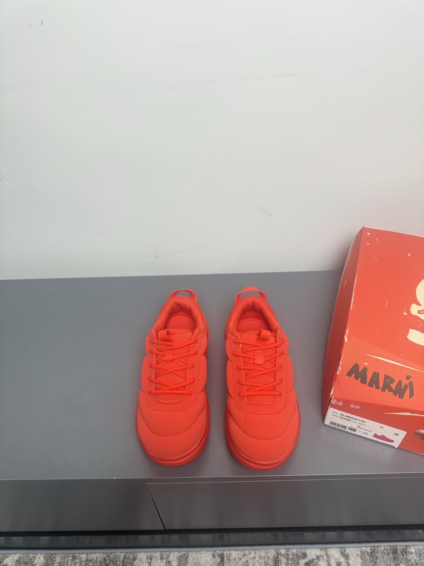 NO:384608,g669 purchasing level Marnix HOKA co-branded Puff Bread Sneakers Marni and Hoka jointly launched a new co-branded collaboration BondiB3, perfectly combining fashion and sports. This shoe is not only unique in design, but also reaches a new level of comfort and functionality. Product features 1. Colorful selection Bondi B3 X MARNI provides four different color options - dark brown, red, sky blue and beige to meet the personalized needs of different consumers. 2. High-quality materials use high-quality fabrics and advanced manufacturing processes to ensure the durability and comfort of the shoes. 3. Light cushioning is equipped with Hoka One One One's signature midsole technology to provide excellent cushioning effect, reducing the fatigue caused by long-term wear 4. The fashionable appearance will  Marni's design concept is integrated into it, making shoes not only suitable for daily wear, but also become the focus of street fashion. Whether you are a trendy person who pursues fashion or a sports enthusiast who focuses on comfort, Marni x Hoka Bondi B3 is an ideal choice for you. Get it now and experience the comfort and fashion you have before!  Size 35-40 (40 custom non-return and exchange, casual shoes/sports shoes, marni, sneakers19860909g669代购级别 Marnix HOKA联名款泡芙面包运动鞋 Marni与 Hoka 携手推出的全新联名合作款 BondiB3,将时尚与运动完美结合.这款鞋不仅在设计上独具匠心,更在舒适度和功能性方面达到了新的高度. 产品特点 1. 多彩选择Bondi B3 X MARNI 提供了四种不同的颜色选项-深棕、红色、天蓝和米色,满足不同消费者的个性化需求. 2. 优质材料采用高品质的面料和先进的制造工艺,确保鞋子的耐用性和舒适性. 3. 轻盈缓震搭载Hoka One One标志性的中底技术提供卓越的缓震效果,减轻长时间穿着带来的疲劳感 4. 时尚外观将 Marni的设计理念融入其中,使鞋子不仅适合日常穿搭,也能成为街头潮流的焦点. 无论你是追求时尚的潮人,还是注重舒适的运动爱好者,Marni x Hoka Bondi B3都是你不可错过的理想之选.立即入手,体验前所末有的舒适与时尚！ 码数35-40（40定制不退换,休闲鞋/运动鞋,marni,sneakers,Women's Shoes