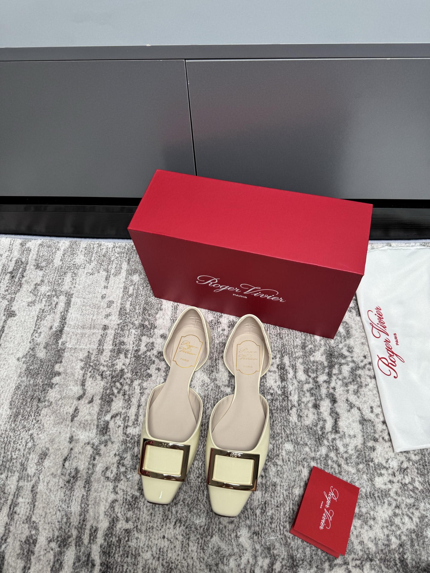 NO:384544,* (inspection level) RV is a fashion benchmark in the shoe industry. Classic square buckles are the brand’s logo. It’s hard to dislike them. Pair most of the clothes in your closet to work. The dates are simple and tasteless. Let’s call the classic square buckles again!  This series can really be closed. Just pick the color according to your preference. They are all very versatile. The style will not be outdated after wearing for a few years. Moreover, all kinds of clothes are easy to control and not picky. They can also hold on to the scene in daily or important occasions. They are exquisite and cool, and the upper body is full of temperament~ Original leather sole of the sole Material: Original custom patent leather, imported sheepskin inner lining, original hardware 11 customized square buckle, size 34-41 size 34/40/41 customized, high flat heel/2.5 low heel/4.5 straight heel/4.5 slanted heel/7.5 thin heel. Shoe box with original full packaging, single shoes, sheepskin, Leather soles19860909出  *（验货级别）RV作为鞋界时尚标杆 经典方扣是品牌的标志 很难让人不喜欢 搭配你衣橱里大部分衣服上班 约会都简洁不失品味 又来给经典款方扣单鞋打call咯！ 这个系列真的可以闭眼入哦, 颜色按喜好去pick就好,都很百搭 版型随便穿几年都不会过时, 并且各种衣服上身都好驾驭且不挑, 日常或者是重要场合也都撑得住场面的, 可精致可酷飒,上身气质感满满~ 鞋底原版真皮大底 材质:原版定制漆皮 内里进口羊皮内里 五金原版11定制方扣 码数34-41码34/40/41定制 跟高平底/2.5低跟/4.5直跟/4.5斜跟/7.5细跟 鞋盒配原版全套包装,单鞋,sheepskin,Leather soles,Women's Shoes