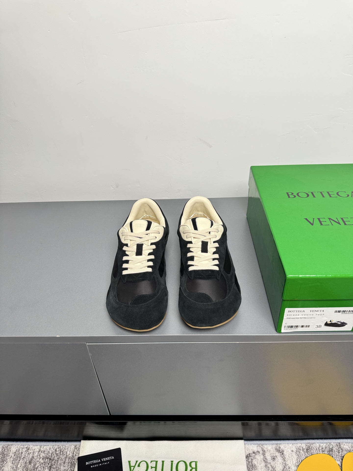 NO:384580,Men's 10 bv same style, WYSIWYG Liu Wen's Bottega Veneta new sports shoes Casual shoes Love Bottega Veneta Orbit sneakers inspired by the retro style of the 1990s. The upper is made of mesh fabric, echoing the brand's iconic intrecciato braiding elements, showing a delicate and avant-garde design style. Made of lightweight technology fabric, suede and mesh, low-top lace-up design, casual and comfortable, and fine sculpting design. Fabric matte cowhide inner lining original size 35-45 (45 customization, no return or exchange) 39.40 Notes for men and women, casual shoes/sports shoes, bottega veneta, bottega veneta, sneakers, cowhide19860909男10 bv同款所见即所得刘雯同款Bottega Veneta新款运动鞋休闲鞋爱了Bottega Veneta Orbit运动鞋90年代复古风格为灵感,鞋面选用网纱面料,呼应品牌标志性intrecciato编织元素,展现出精致前卫的设计风格.采用轻质科技面料、绒面革和网布制成,低帮系带的设计,休闲舒适又不乏造型设计的精细雕琢 面料磨砂牛皮 内里原版内里 尺码35-45(45定制不退不换)39.40备注男女码,休闲鞋/运动鞋,bottega veneta,bottega veneta,sneakers,cowhide,Women's Shoes