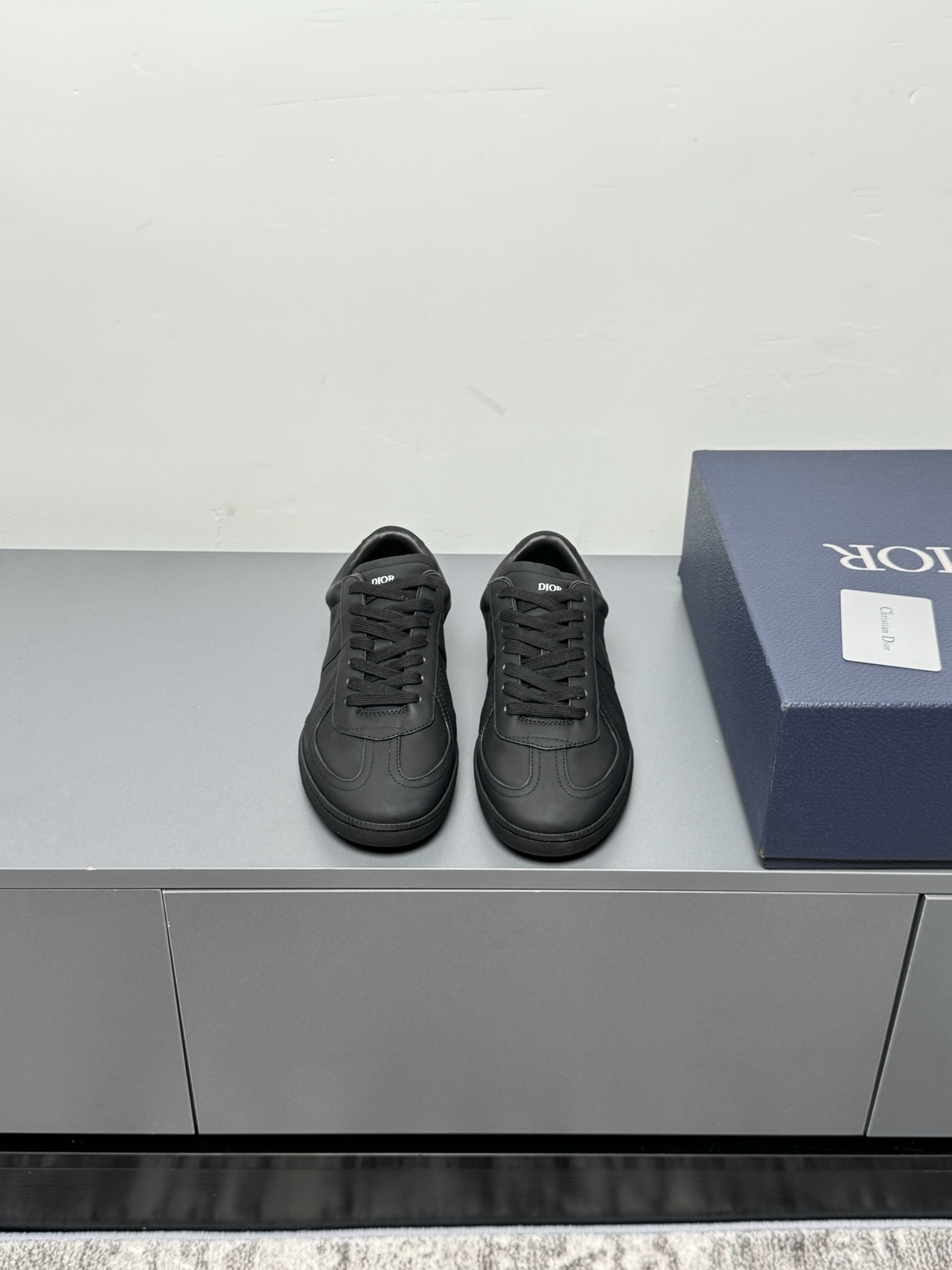 NO:391098,#Couple Model Top Version Dior 25/ Latest B01 Series Matchpoint Couple Model German Training Shoes G699 Casual Sports Shoes Original Purchase and Development Made This B01 Matchpoint Sports Shoes is a new product in the 2025 Fall Series, marking the return of Dior classic style and reinterpreted with a stylish and elegant silhouette. It is carefully crafted in black and white smooth cowhide, decorated with gray suede splicing to enhance the style. The tongue and inner side are decorated with Dior logo, and the heel is decorated with CD Icon logo. It is matched with amber rubber sole and embellished with Dior logo, which can be matched with various styles of the Dior Icons limited series to create exquisite shapes Fabric: Original custom imported cowhide Inner: Soft imported cowhide  Sole: Original open mold-proof anti-slip TPU material Size: #women's 35-41 /men's 38-45, casual shoes/sports shoes, dior, dior, sneakers, cowhide19860909#情侣款 顶级版本 Dior迪奥 25/ 最新 B01系列 Matchpoint 情侣款 德训鞋 G699休闲 运动鞋 原版购入开发 做货 这款 B01 Matchpoint运动鞋是二零二五秋季系列新品,标志着 Dior 经典款式的回归,以时尚优雅的廓形重新诠释.采用黑色和白色光滑牛皮革精心制作,饰以灰色绒面革拼接提升格调.鞋舌和内部侧面饰以 Dior 标志,鞋后跟饰以 CD Icon 标志.搭配琥珀色橡胶鞋底,点缀以 Dior 标志,可与 Dior Icons 限定系列的各式造型搭配,打造精致造型 面料 : 原版定制进口头层牛皮 内里 : 柔软进口牛皮里 鞋底 : 原版开模防滑TPU材质 Size : #女款35-41 /男款38-45,休闲鞋/运动鞋,dior,dior,sneakers,cowhide,Women's Shoes