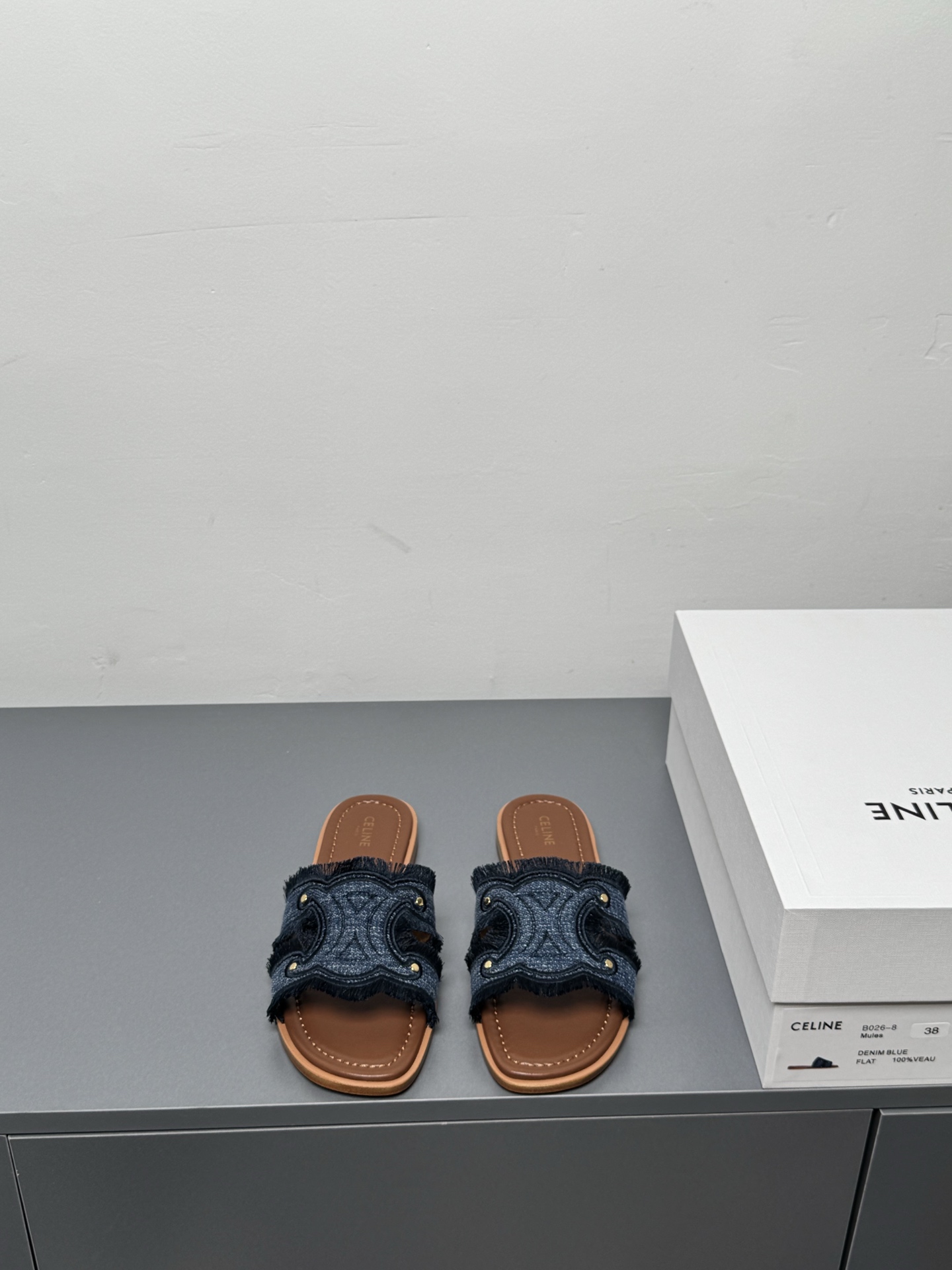 NO:391092,Genuine leather edge CELIN* Serin Arc de Triomphe old flat slippers G698 simple and comfortable, clean and neat, the old denim is really beautiful Whether worn alone or with wide-leg pants, high street and retro, let's make CELINE girls. The upper original denim inner lining original outsole original 11 size 35-40 (40.41 customization, no return or replacement), slippers, celine, slippers19860909真皮沿条 CELIN* 塞林凯旋门做旧平底拖鞋 G698简单舒服,干净利落,做旧牛仔真的太美啦 无论是单穿还是搭配阔腿裤,高街又复古一起来做CELINE女孩 鞋面原版牛仔 内里原版内里 大底原版11 码数35-40（40.41定制不退不换）,拖鞋,celine,slippers,Women's Shoes