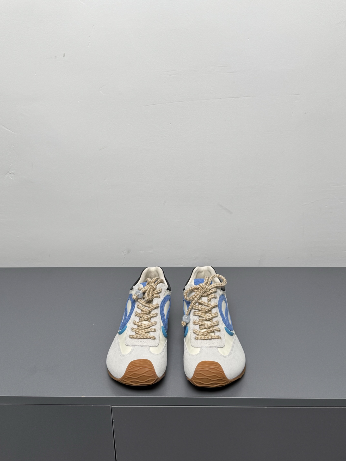 NO:391086,Loew*25ss New early spring catwalk ballet leisure sports training shoes G666 is ugly and cute, and is planted at first sight. These colors are particularly beautiful and touching. A huge customer feedback is a very comfortable style. The leather and outsole are particularly soft, especially light and soft. It is rated as the most comfortable storm shoes of the year.  Original custom calfskin inner sheepskin original rubber combination outsole is very suitable for daily matching. If you like to wear flat shoes, it is really recommended to buy size35-39 (customized by 40/41), casual shoes/sports shoes, loewe, flats, sneakers, cowhide, sheepskin19860909Loew*25ss早春新品走秀芭蕾舞休闲 运动德训鞋G666 丑萌得有点可爱 一眼被种草了 这几个颜色特别好看 让人动心的感觉 巨多客户反馈舒适度极高的一款德训鞋 皮料和大底特别柔软 特别轻巧 软软的 被评为年度最舒适的暴走鞋如履平地！ 鞋面原版定制小牛皮内里羊皮 原厂橡胶组合大底 非常适合日常搭配 喜欢穿平底鞋的真的推荐入手 size35-39（40/41定制）,休闲鞋/运动鞋,loewe,flats,sneakers,cowhide,sheepskin,Women's Shoes